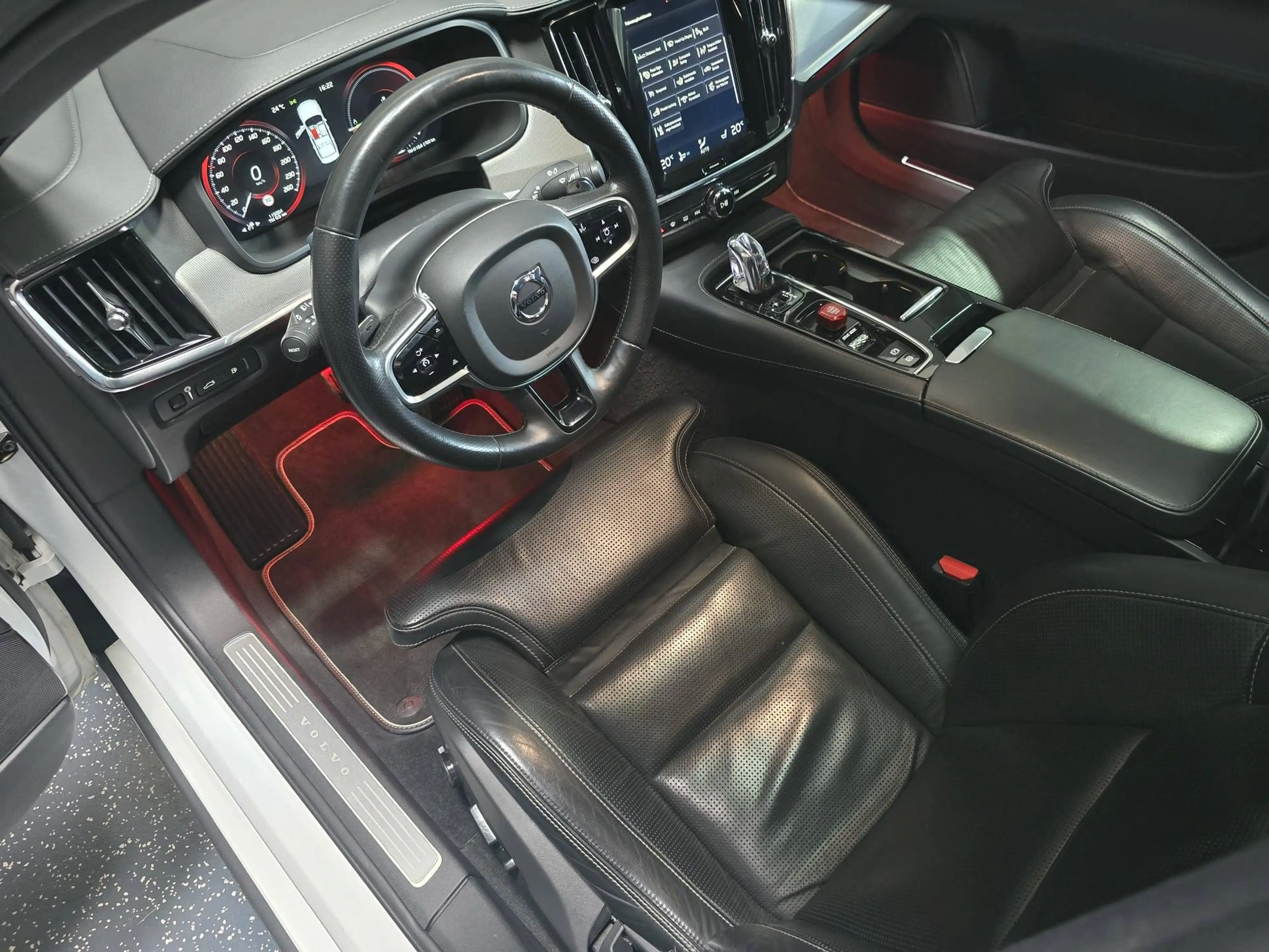 Volvo S90 Inscription Plug-In Hybrid AWD — photo 4