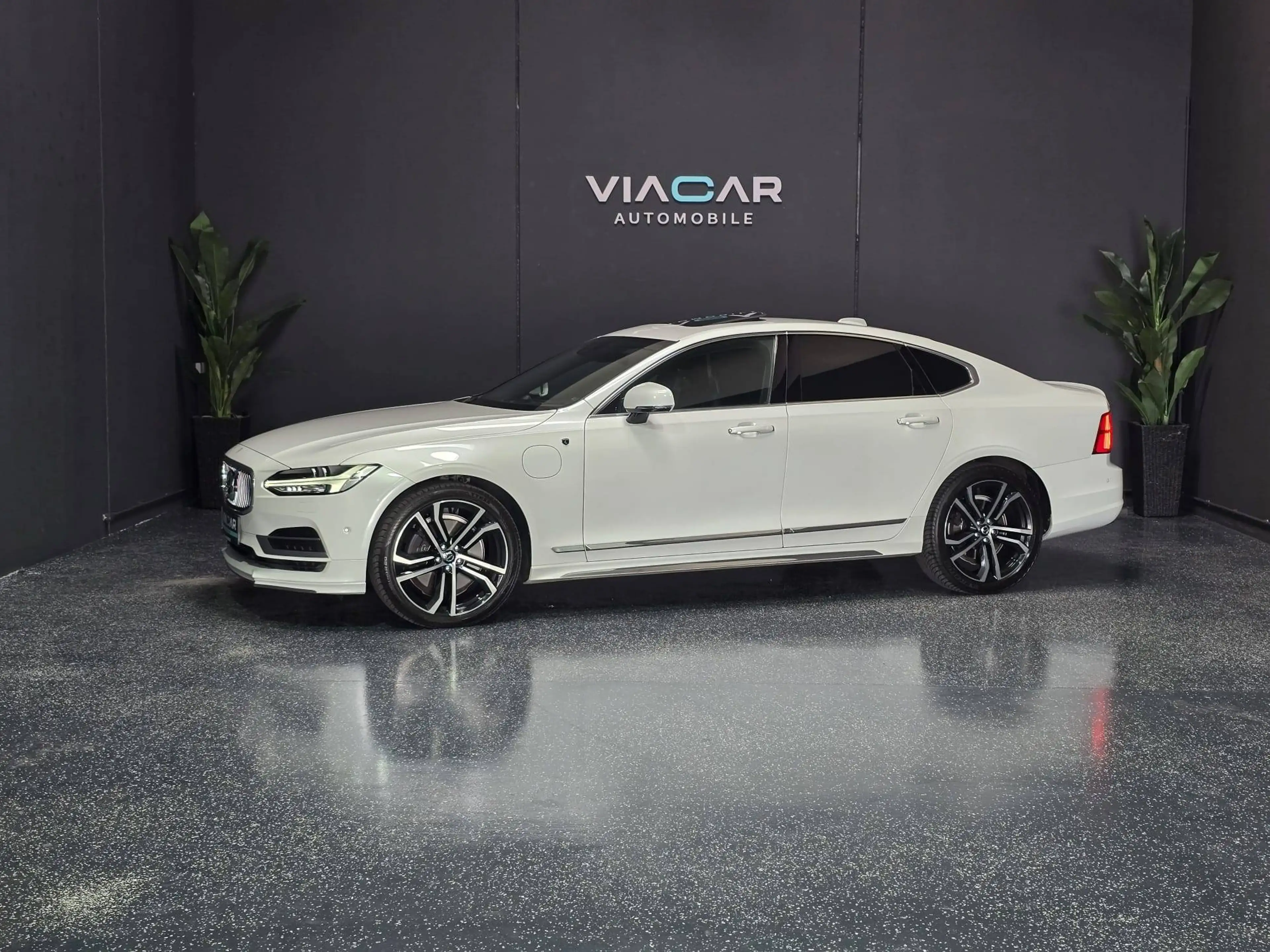 Volvo S90 Inscription Plug-In Hybrid AWD — photo 2