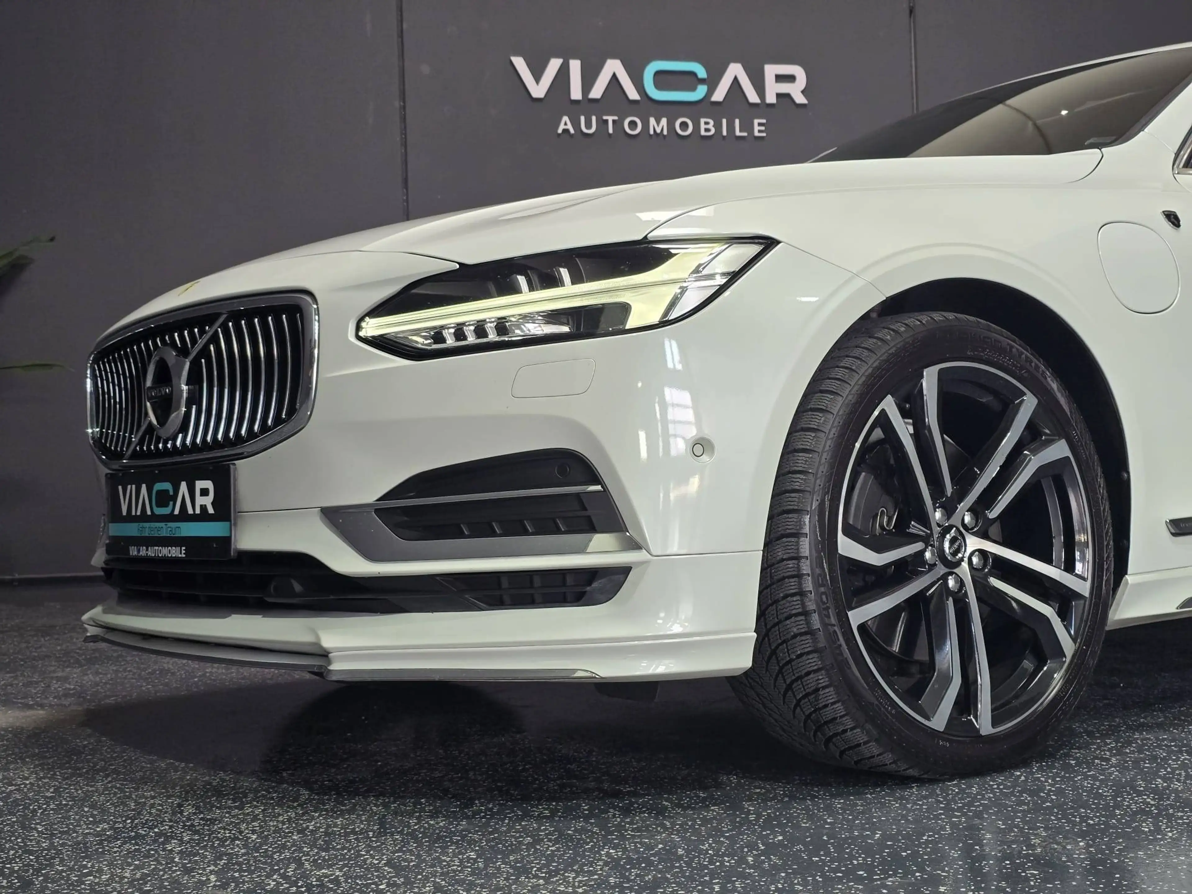 Volvo S90 Inscription Plug-In Hybrid AWD — photo 3