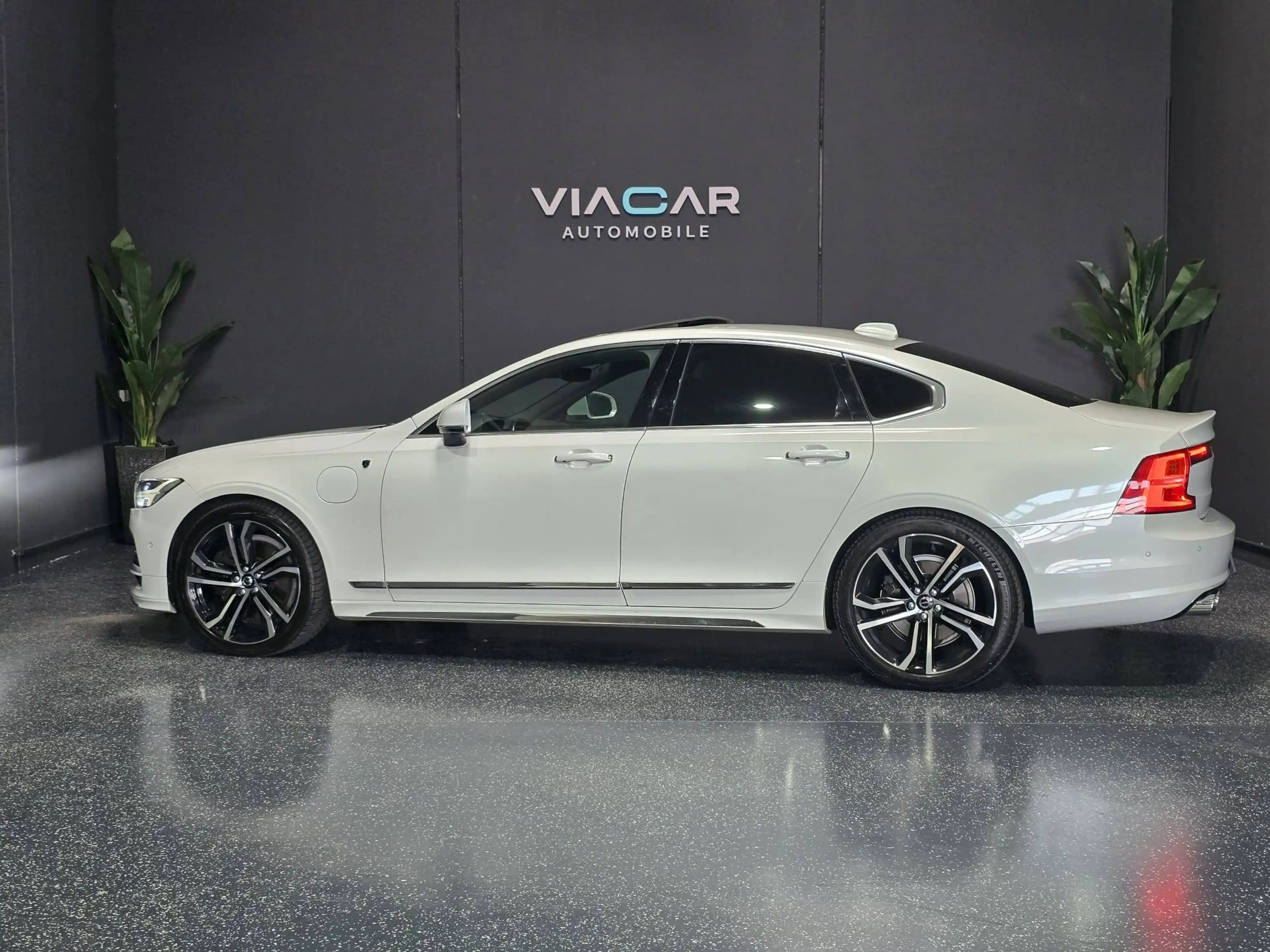 Volvo S90 Inscription Plug-In Hybrid AWD — photo 13