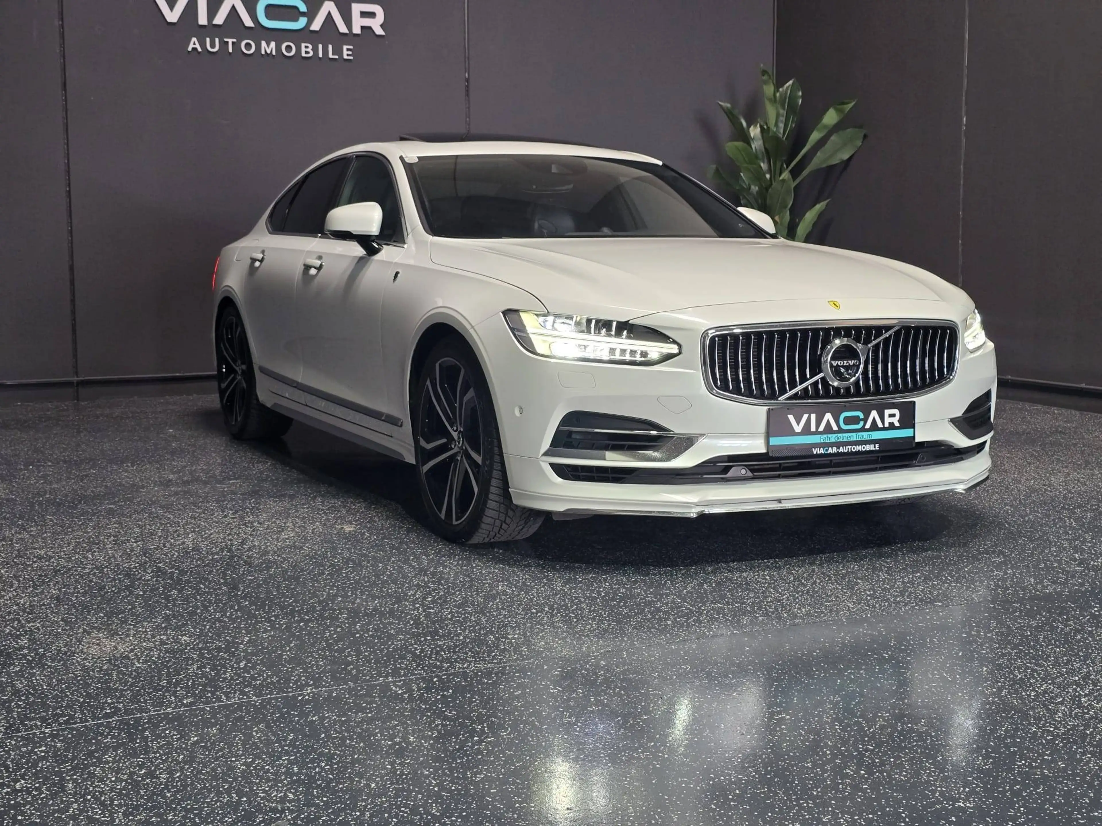 Volvo S90 Inscription Plug-In Hybrid AWD — photo 9