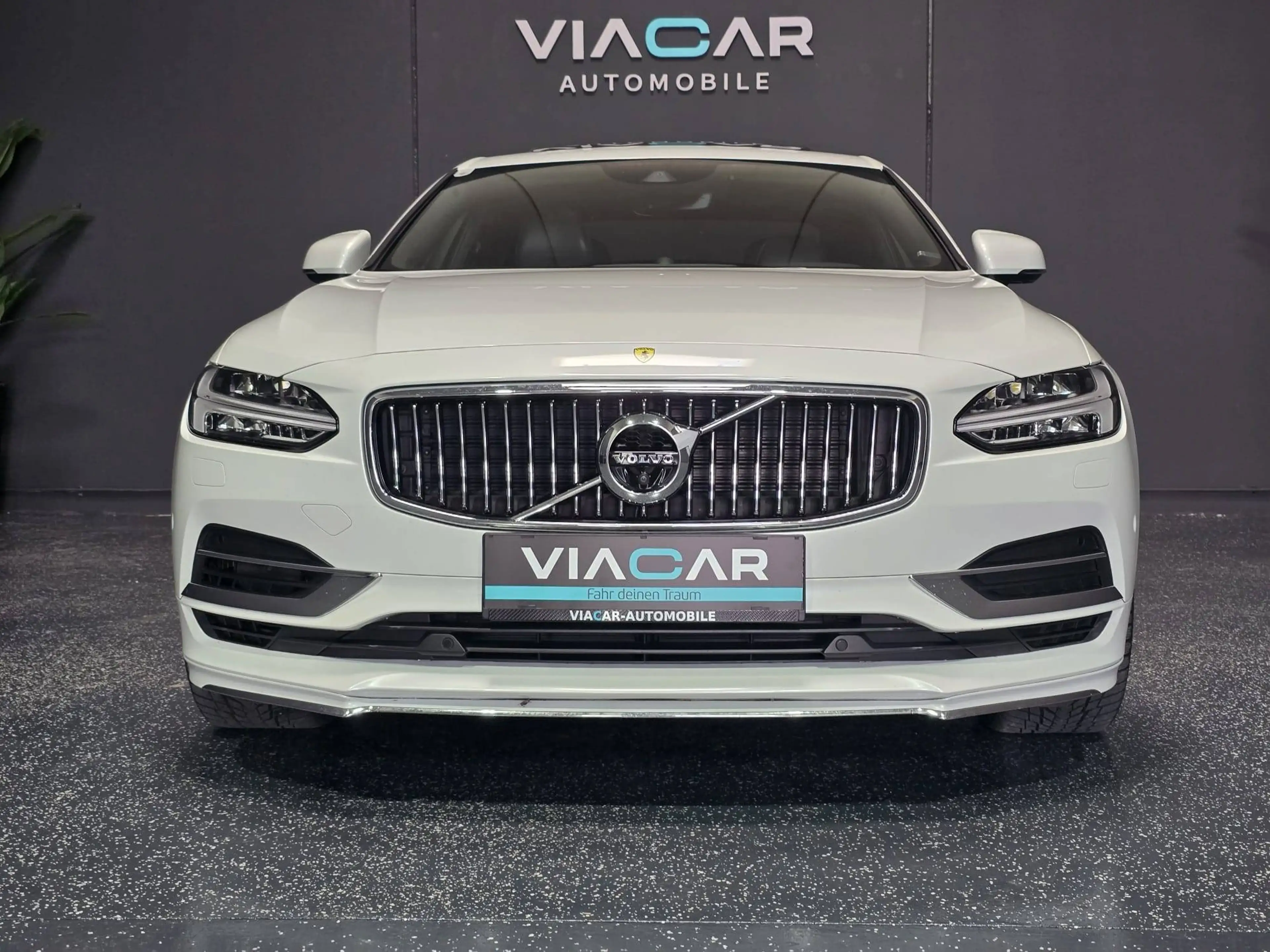 Volvo S90 Inscription Plug-In Hybrid AWD — photo 11