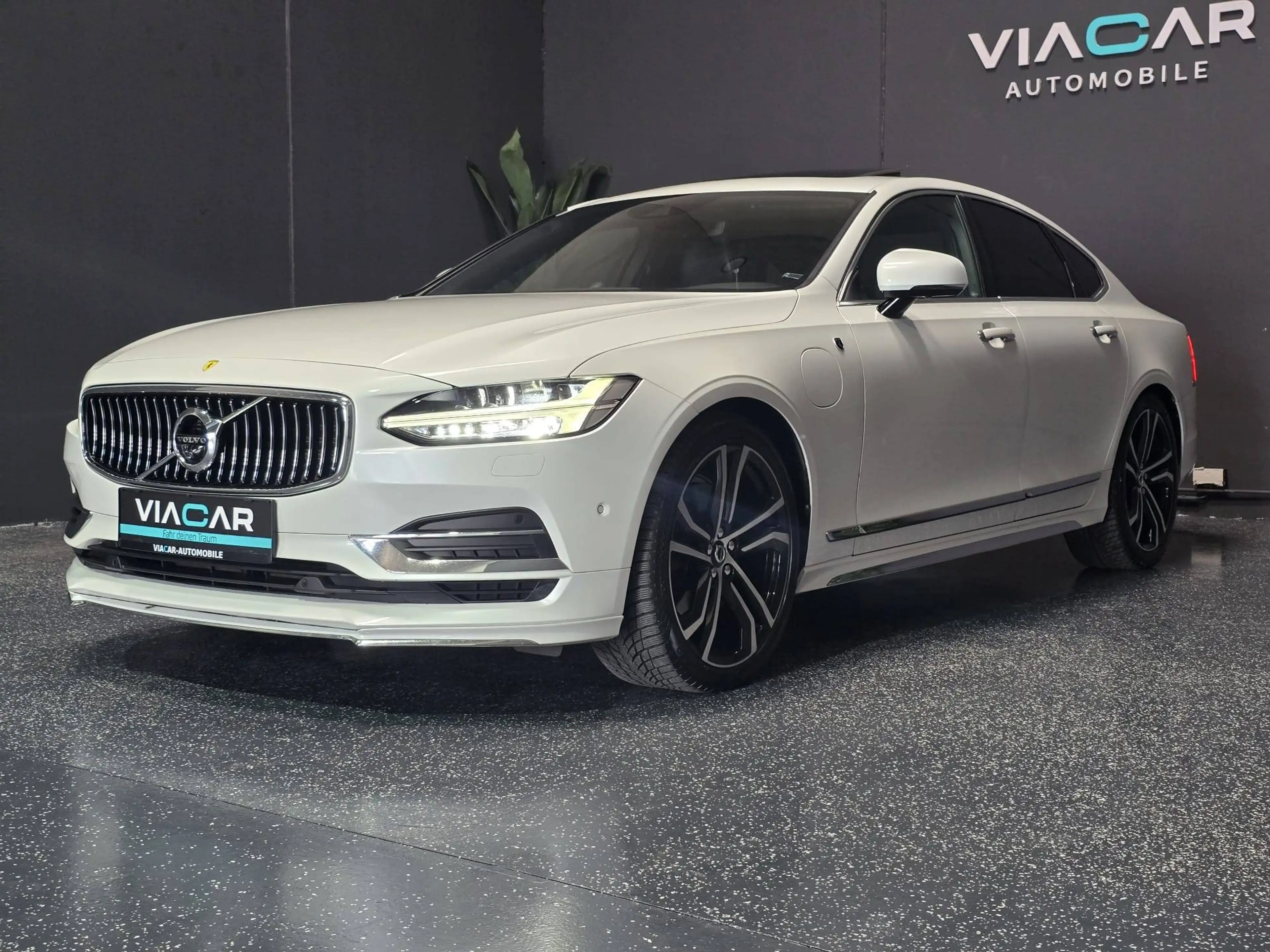Volvo S90 Inscription Plug-In Hybrid AWD — photo 12