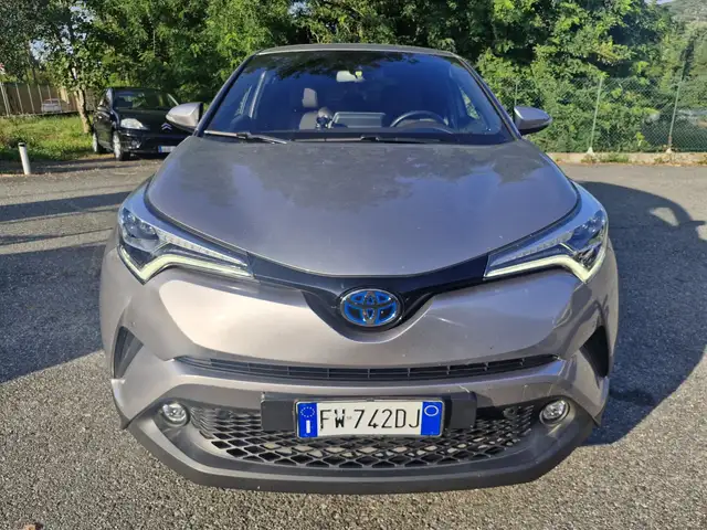 Toyota C-HR view 3