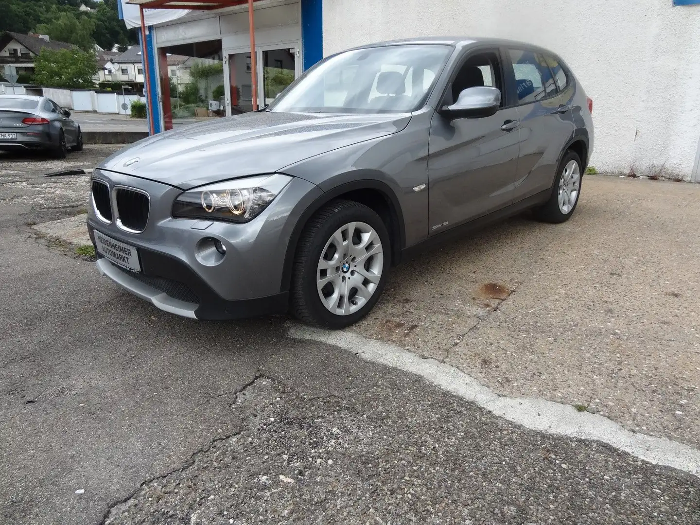 BMW X1 18 i sDrive/1.Hand/Xenon/Automatik/82.500km/ Grau - 1