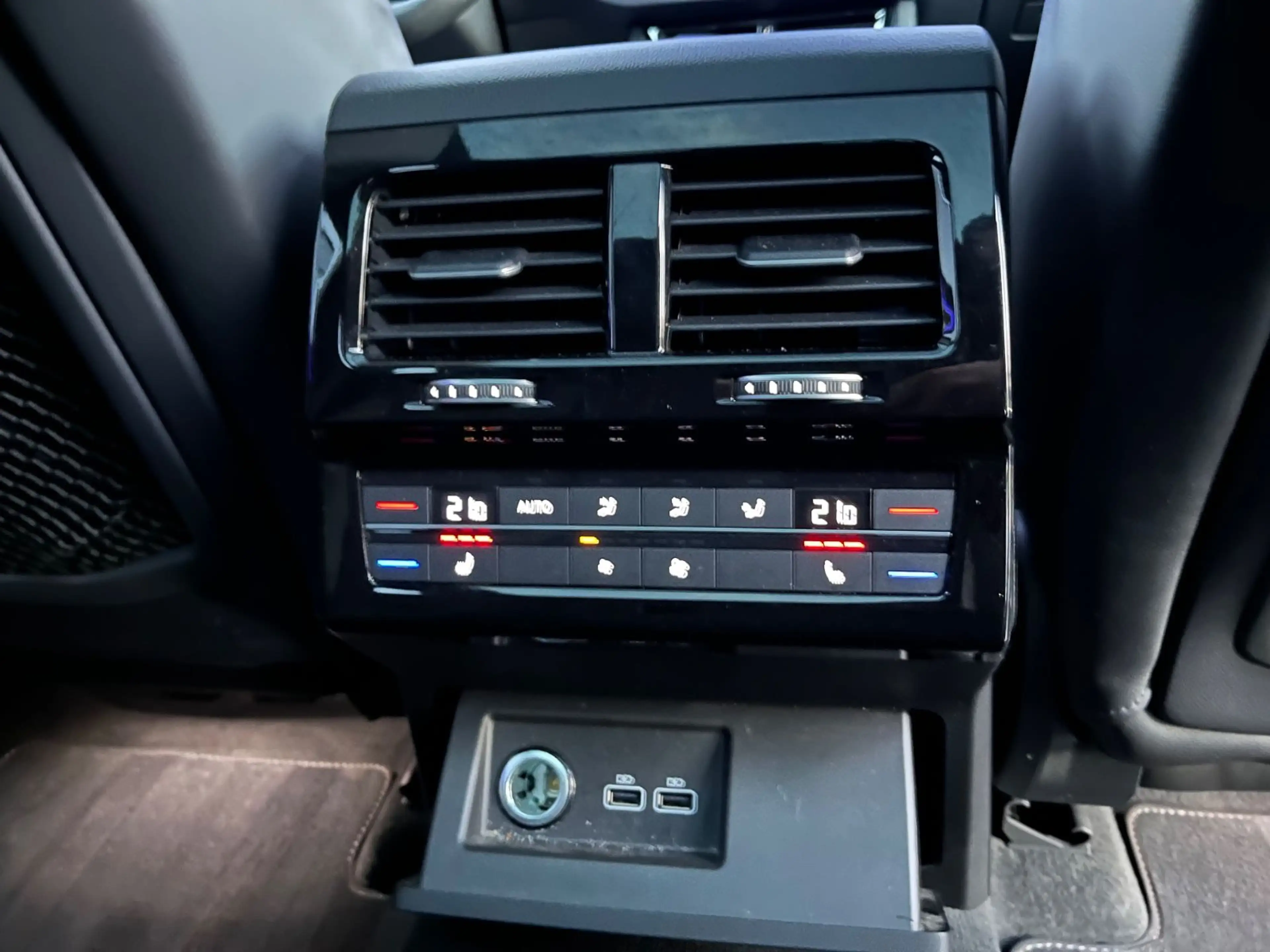 Volkswagen Touareg R-Line 4M*LED*PANO*AHK*SITZBELÜ*360°VOLL — photo 13