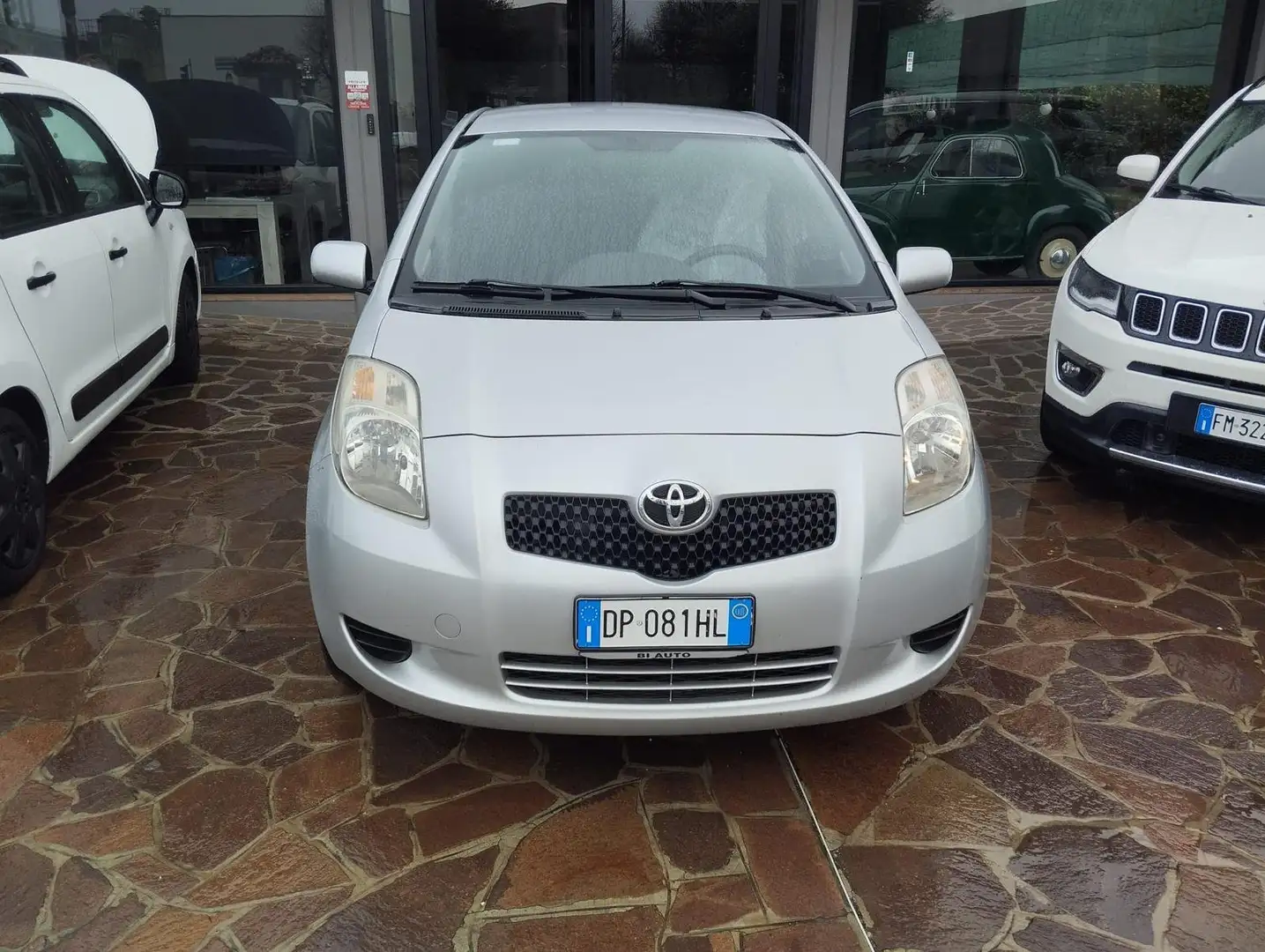 Toyota Yaris Yaris II 5p 1.0 Sol CLIMA NEOPATENTATI Silber - 2