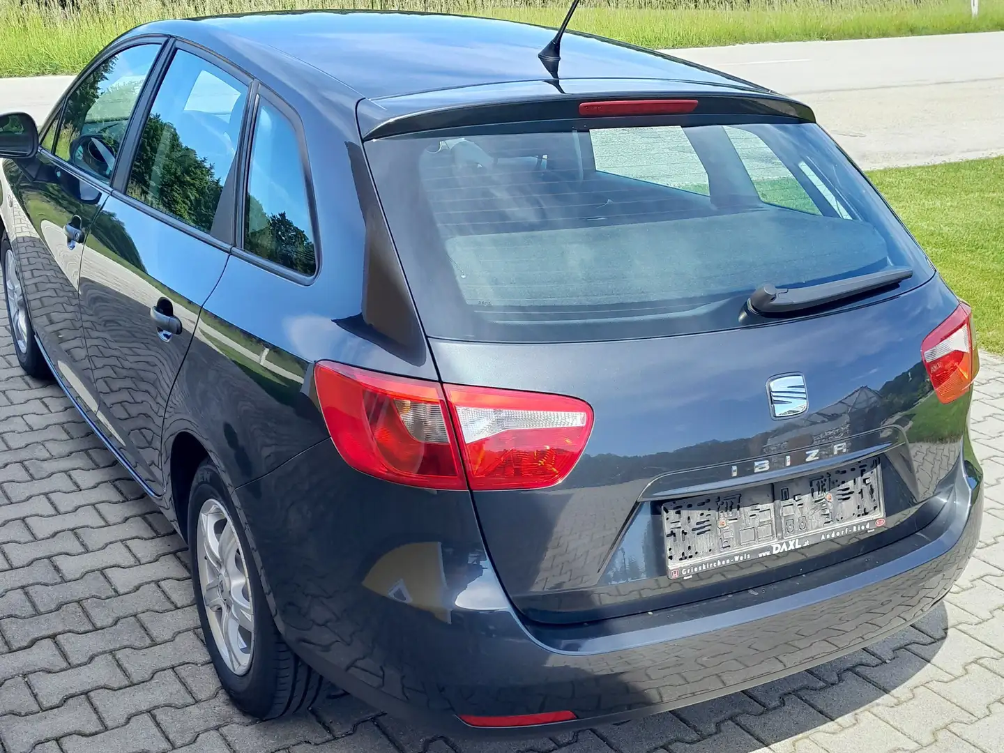 SEAT Ibiza Ibiza ST Reference 1,2 Reference Grau - 2
