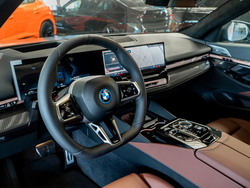 BMW 550 e M Sport Memo AHK B&W HUD 4 Zones — photo 11