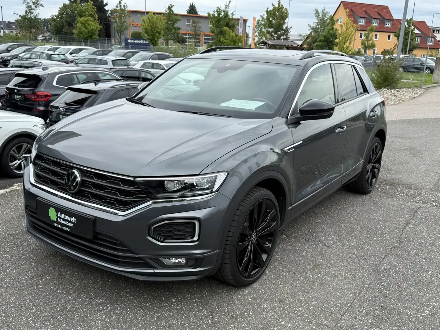 Volkswagen T-Roc R-LINE 1.5 TSI DSG PANO AHK NAVI Grijs - 2