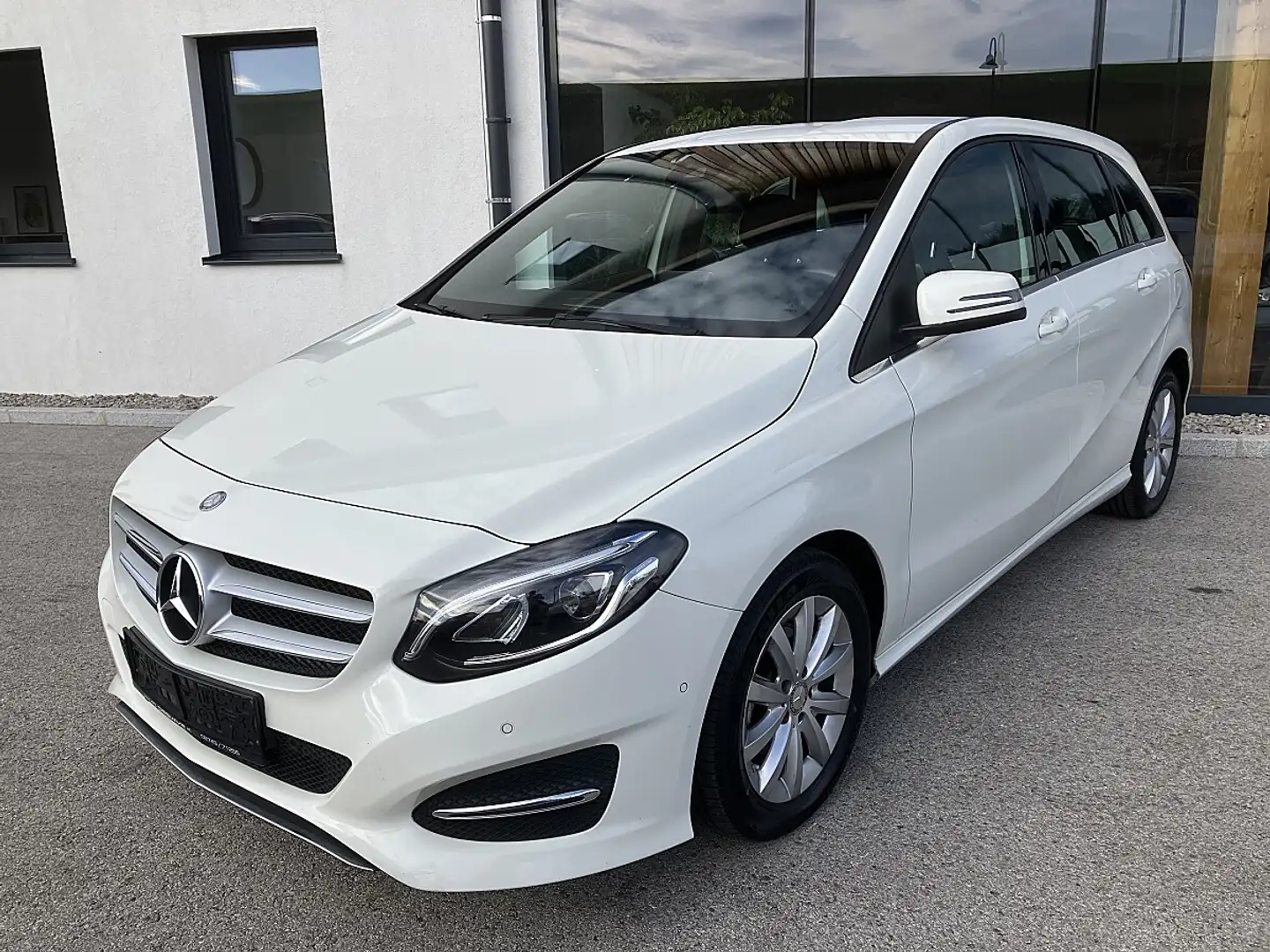 Mercedes-Benz B 180 d Aut. Style LED Navi Sportsitze Sitzheizung PDC Weiß - 1