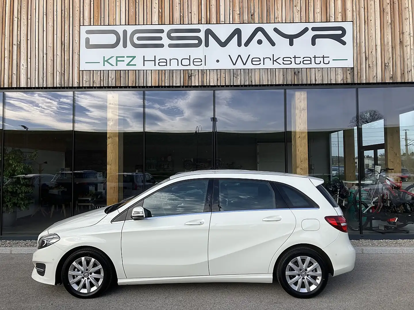 Mercedes-Benz B 180 d Aut. Style LED Navi Sportsitze Sitzheizung PDC Weiß - 2