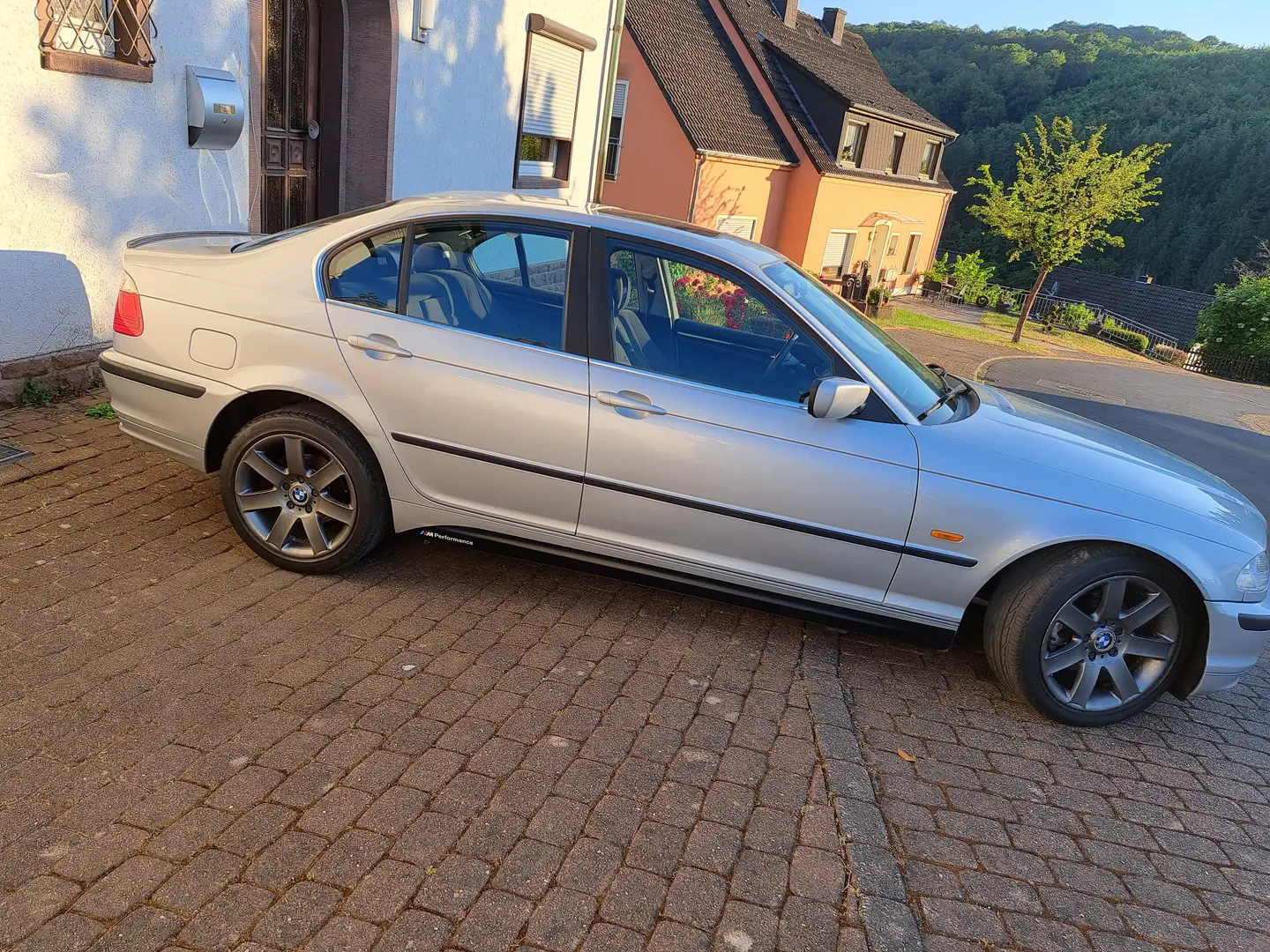 BMW 320 320i Silber - 1