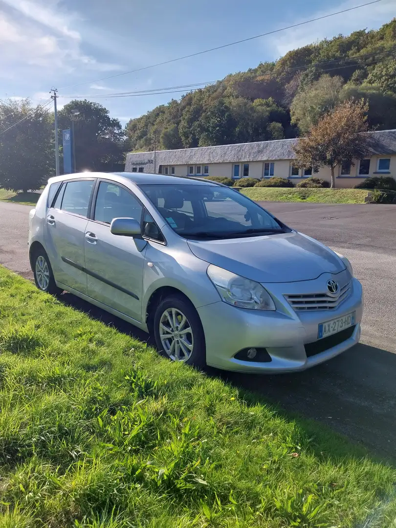 Toyota Verso Verso 126 D-4D 5pl Lounge Gris - 1