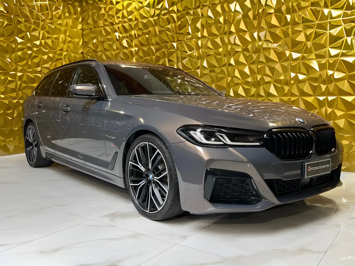 BMW 520 520D Touring mhev 48V Msport M auto Grau - 1