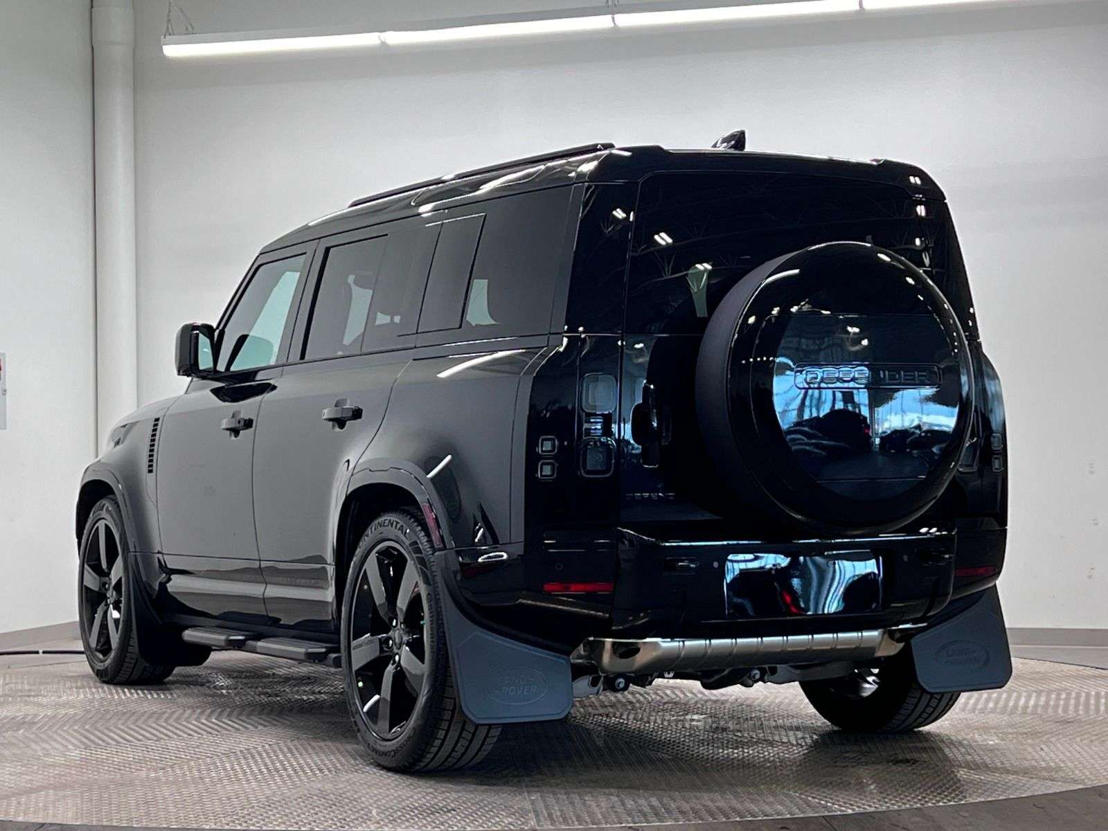 2026 Land Rover Defender 110 P400 X-DYNAMIC SE alt 3