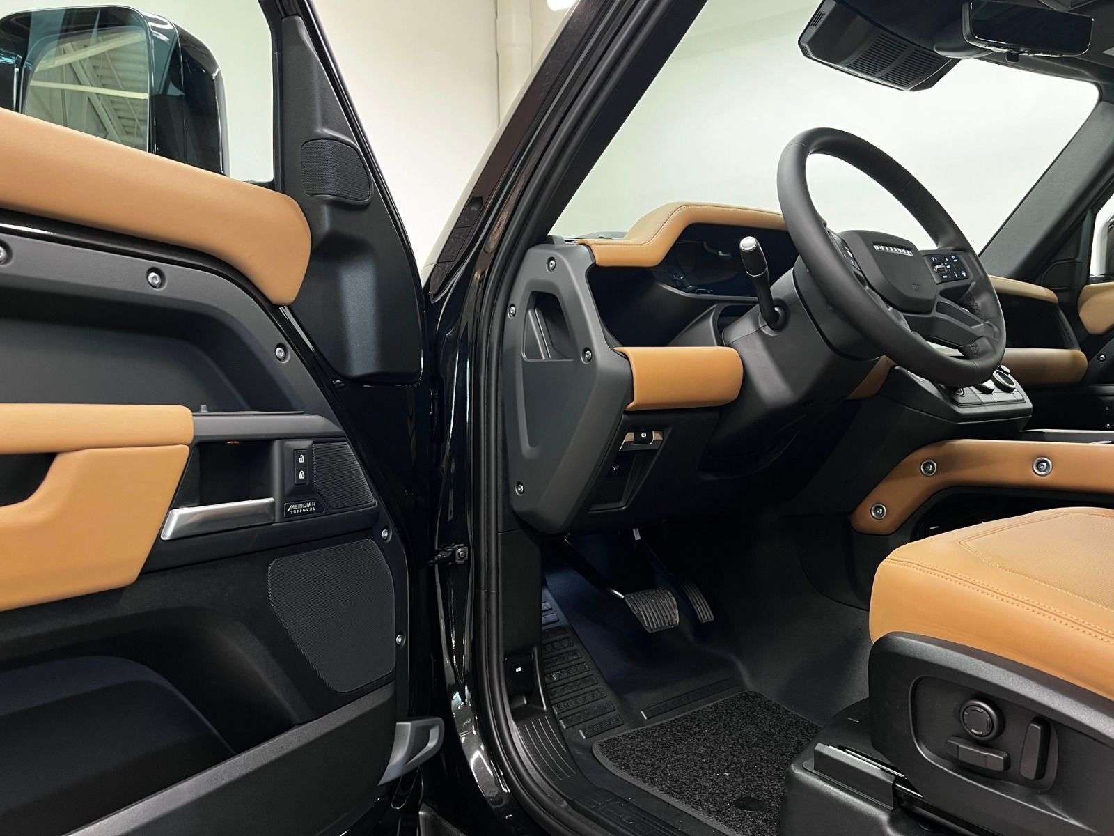2026 Land Rover Defender 110 P400 X-DYNAMIC SE alt 4