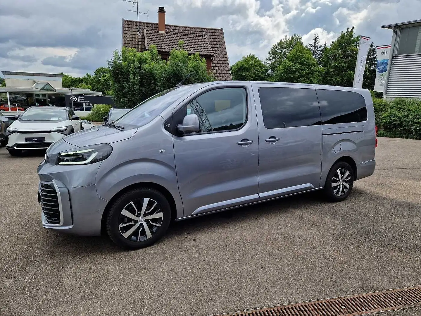 Toyota Proace D-4D 2,0-l-L1 (8-Si.) Autm. Verso Team D Silber - 2