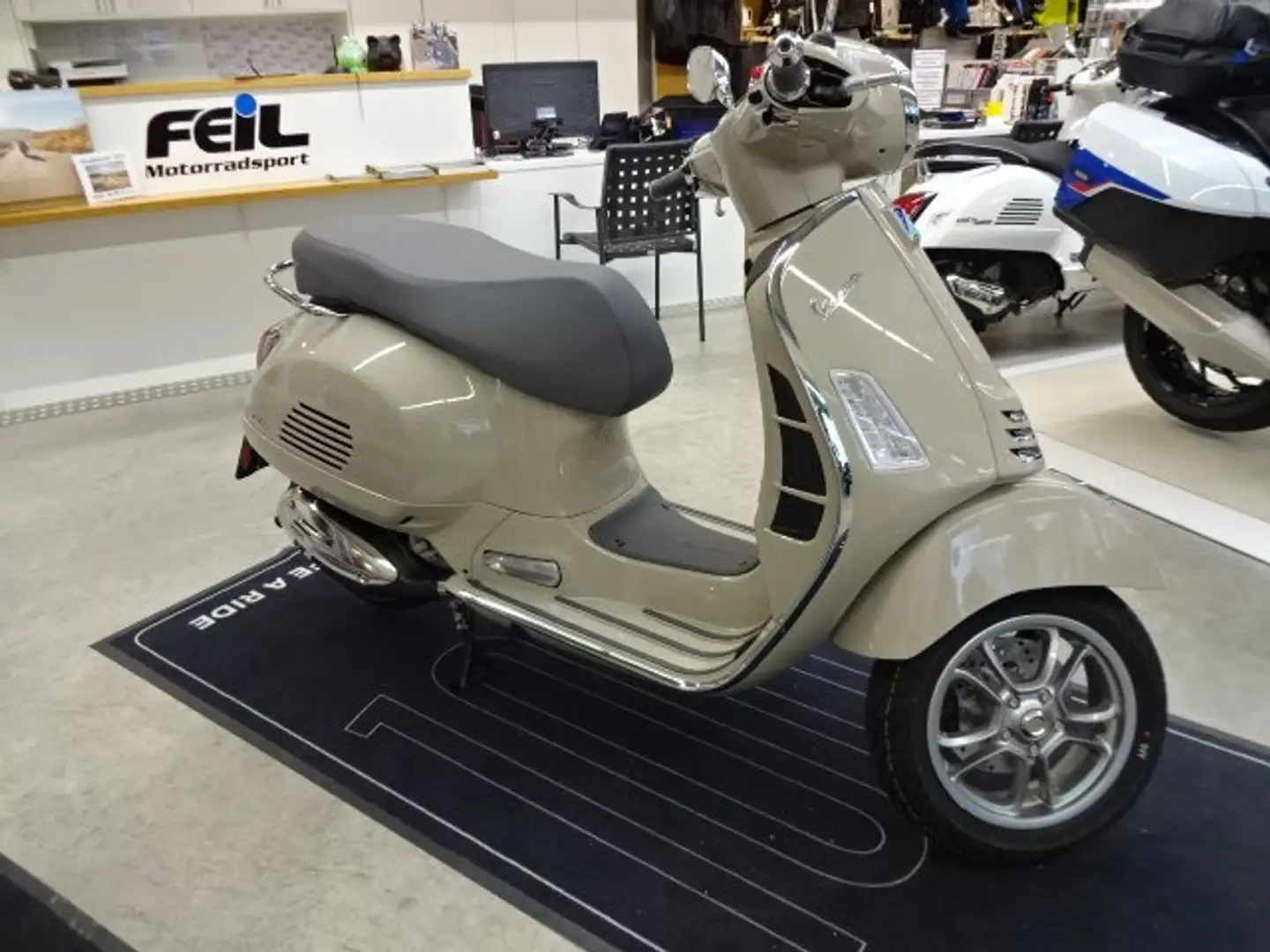Vespa GTS 300 E5 beige - Neufahrzeug Bej - 1