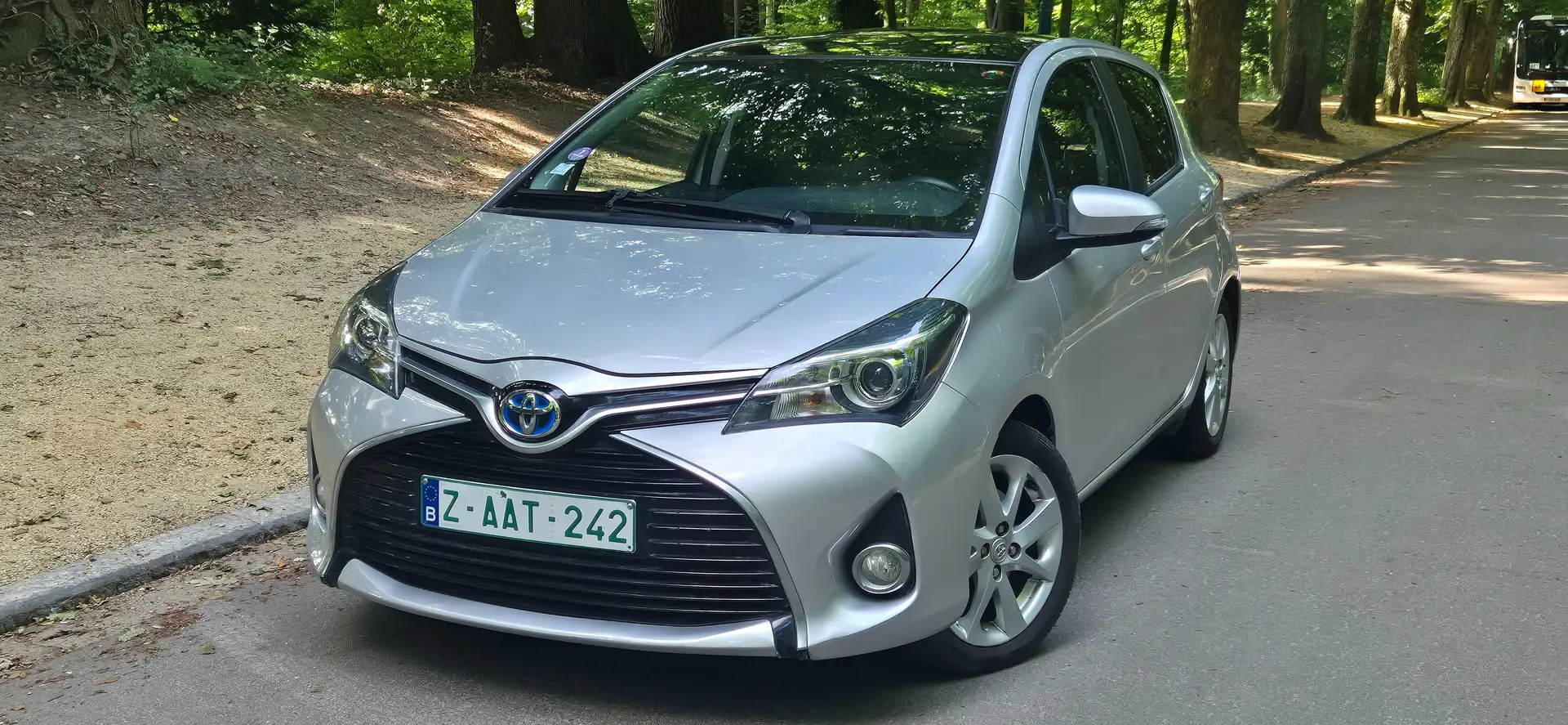 Toyota Yaris 1.5i VVT-i Hybrid Active E-CVT  12 MOIS GARANTIE Gris - 1