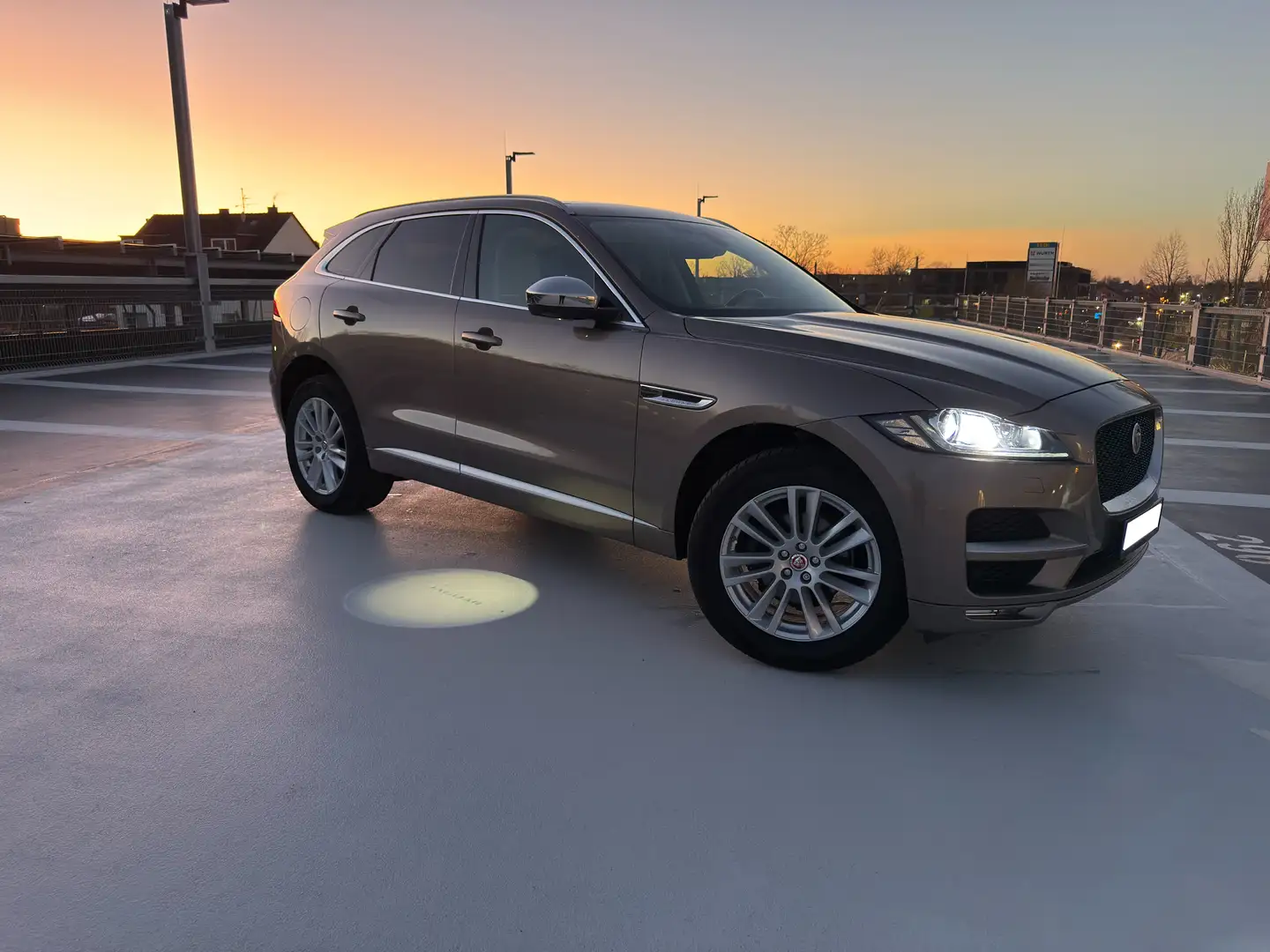 Jaguar F-Pace F-Pace 20d AWD *NEUER MOTOR* PANO*DIGITAL*LUXUSAUS Bronze - 1
