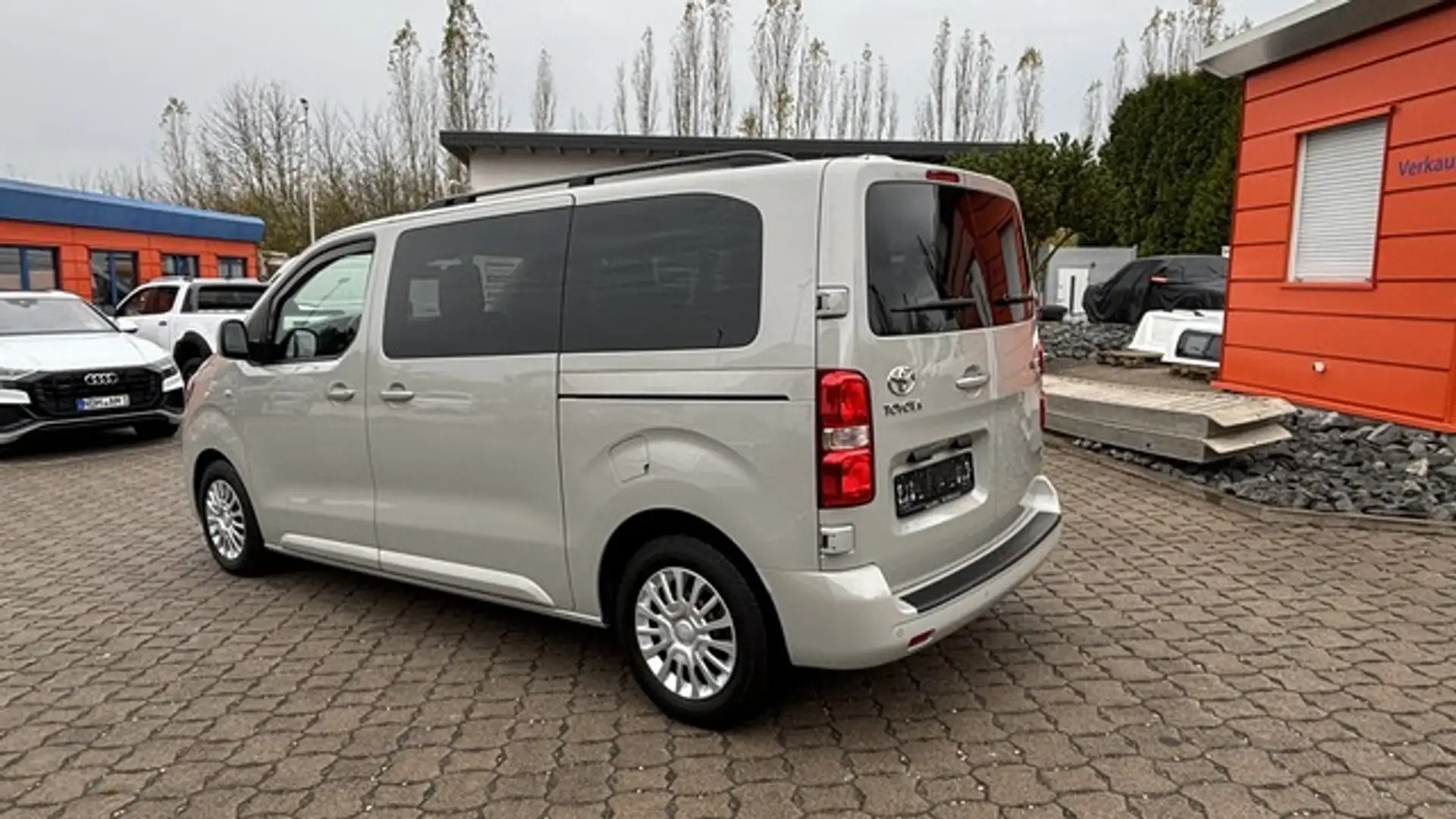 Toyota Proace Verso 1.5 D-4D L1 Business Navi Rückfahrkamera Kl Grau - 2