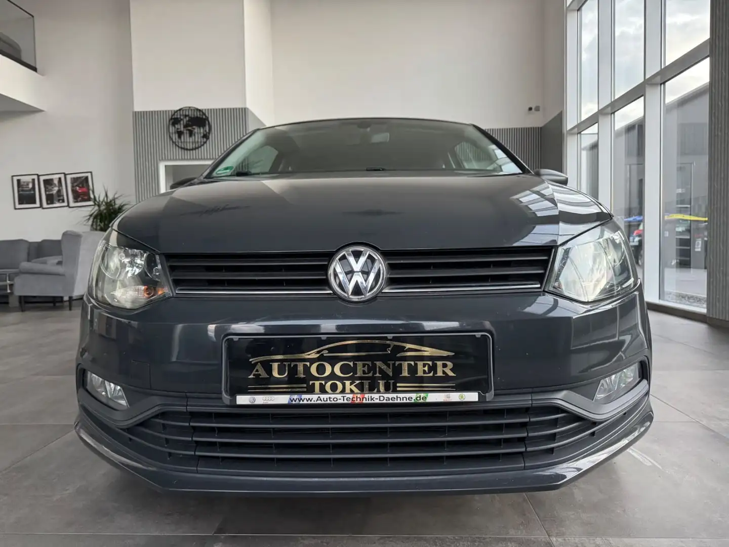 Volkswagen Polo V 1.0 1.Hand Navi Tempomat Grau - 2