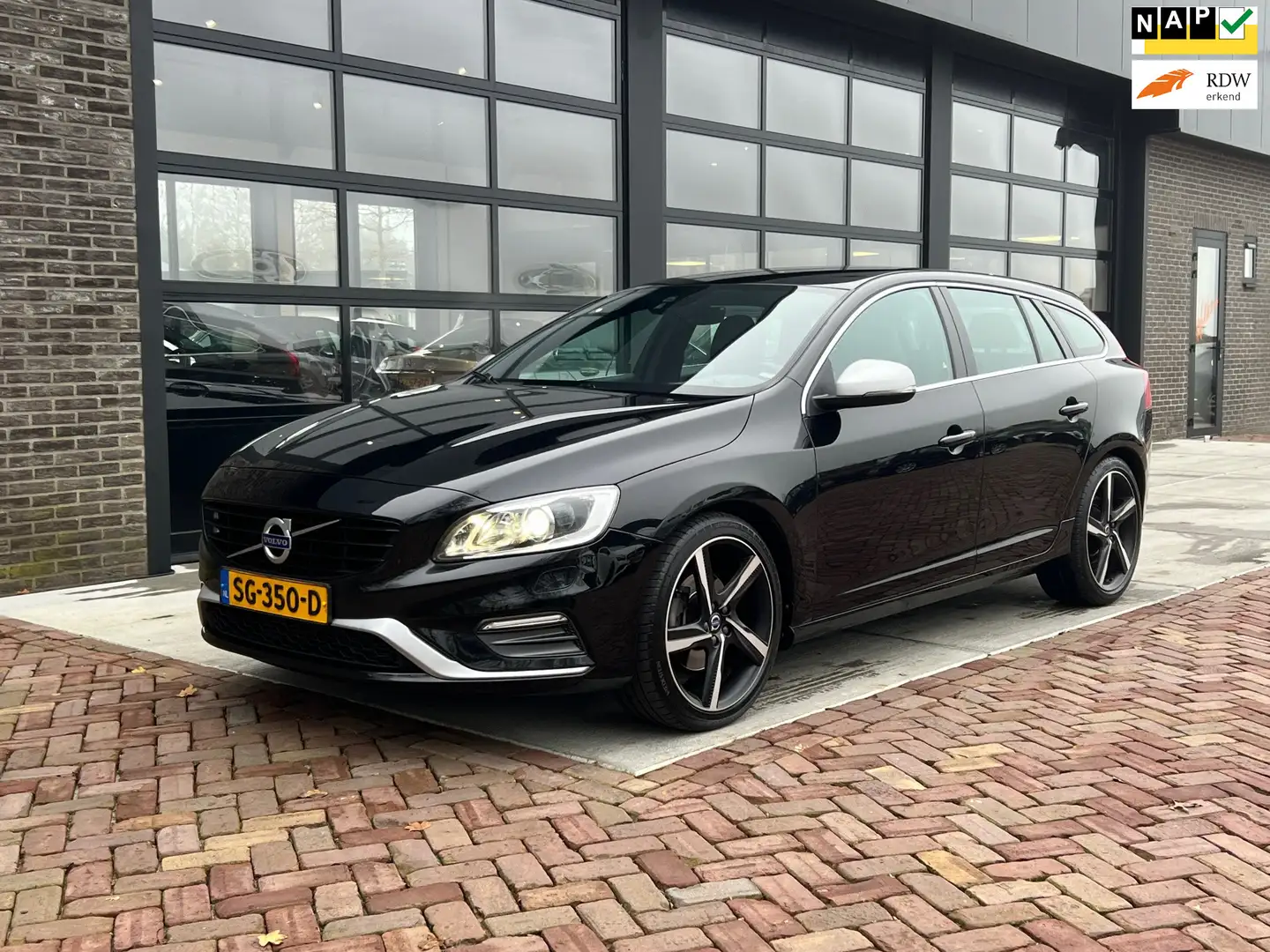 Volvo V60 2.0 T4 Business Sport |Autm | R-Design | 1/2 Leer Zwart - 1