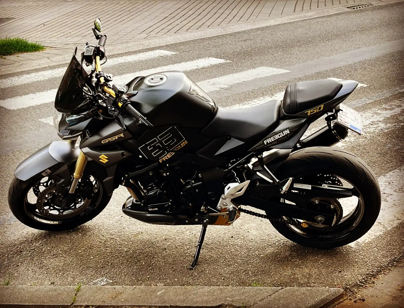 Suzuki GSR 750 FREEGUN gold edition Negru - 1