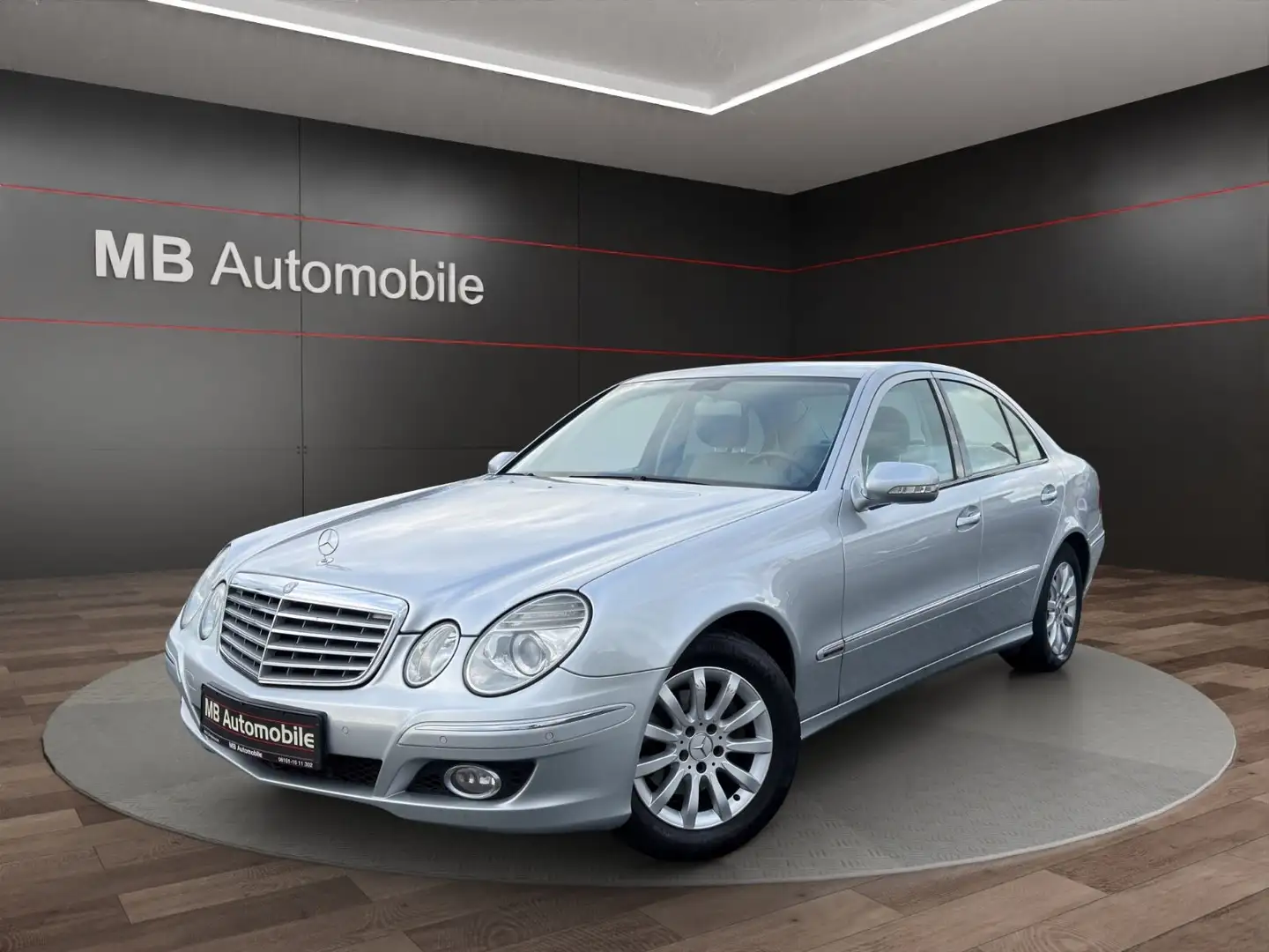 Mercedes-Benz E 200 Lim. Kompressor Navi/Klimaa./Leder/SHZ/XE Silber - 1