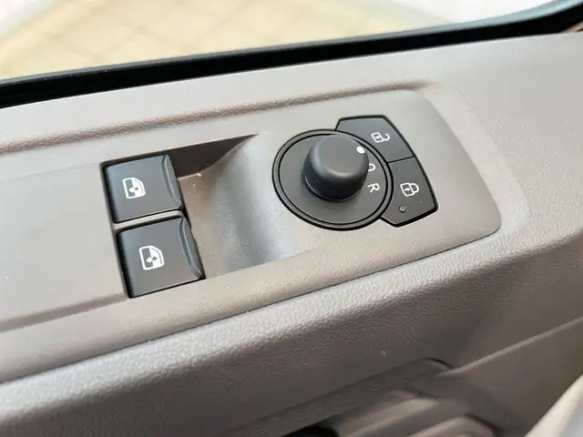 Volkswagen Transporter view 18
