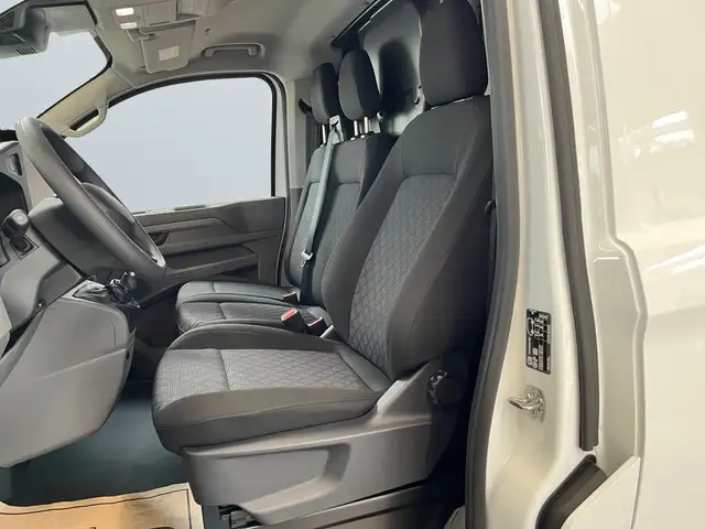 Volkswagen Transporter view 7
