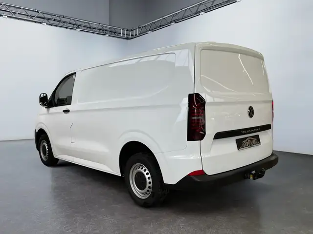 Volkswagen Transporter view 4