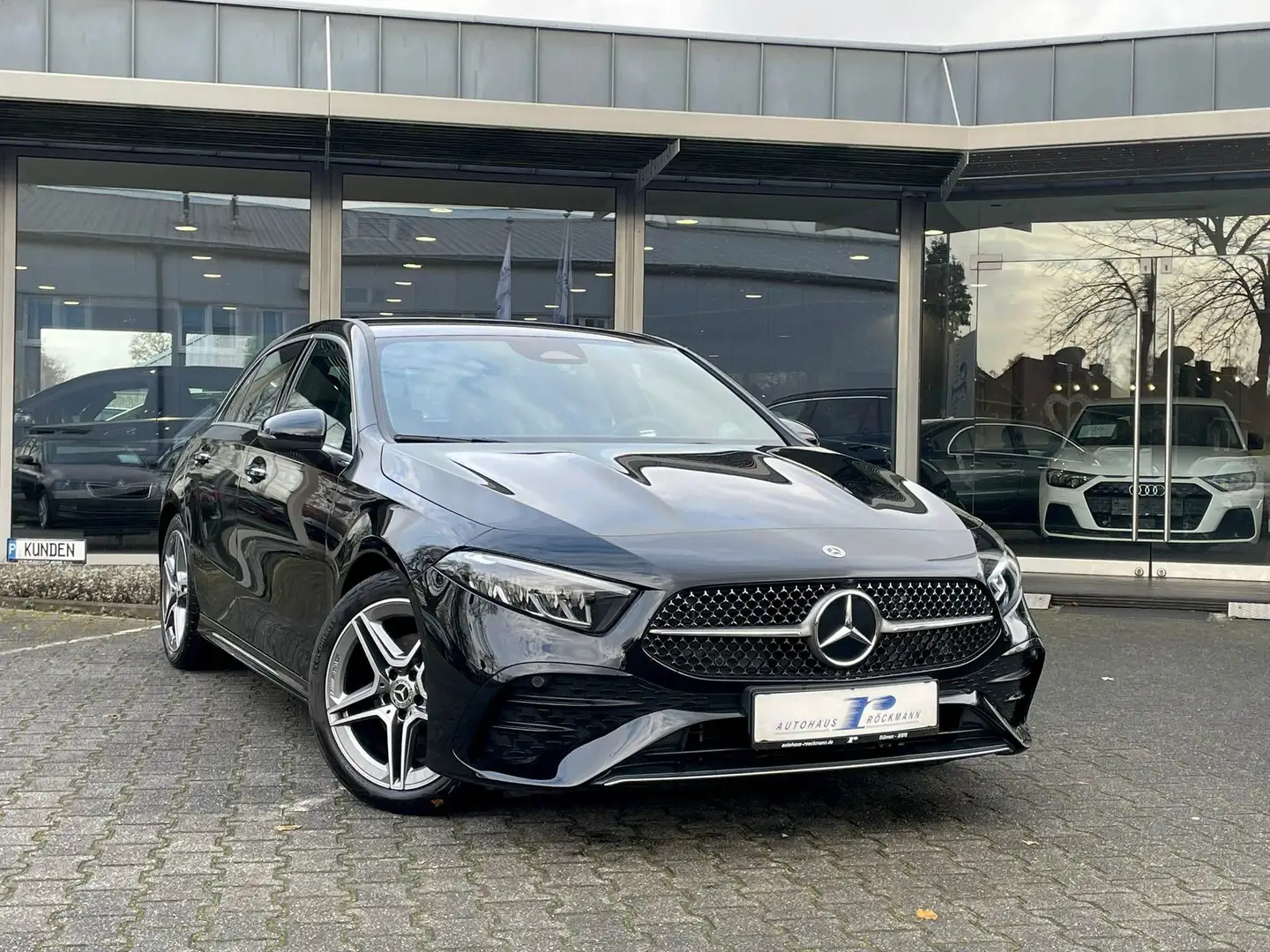 Mercedes-Benz A 200 AMG Aut. Alcantra AHK Navi Kamera Schwarz - 1