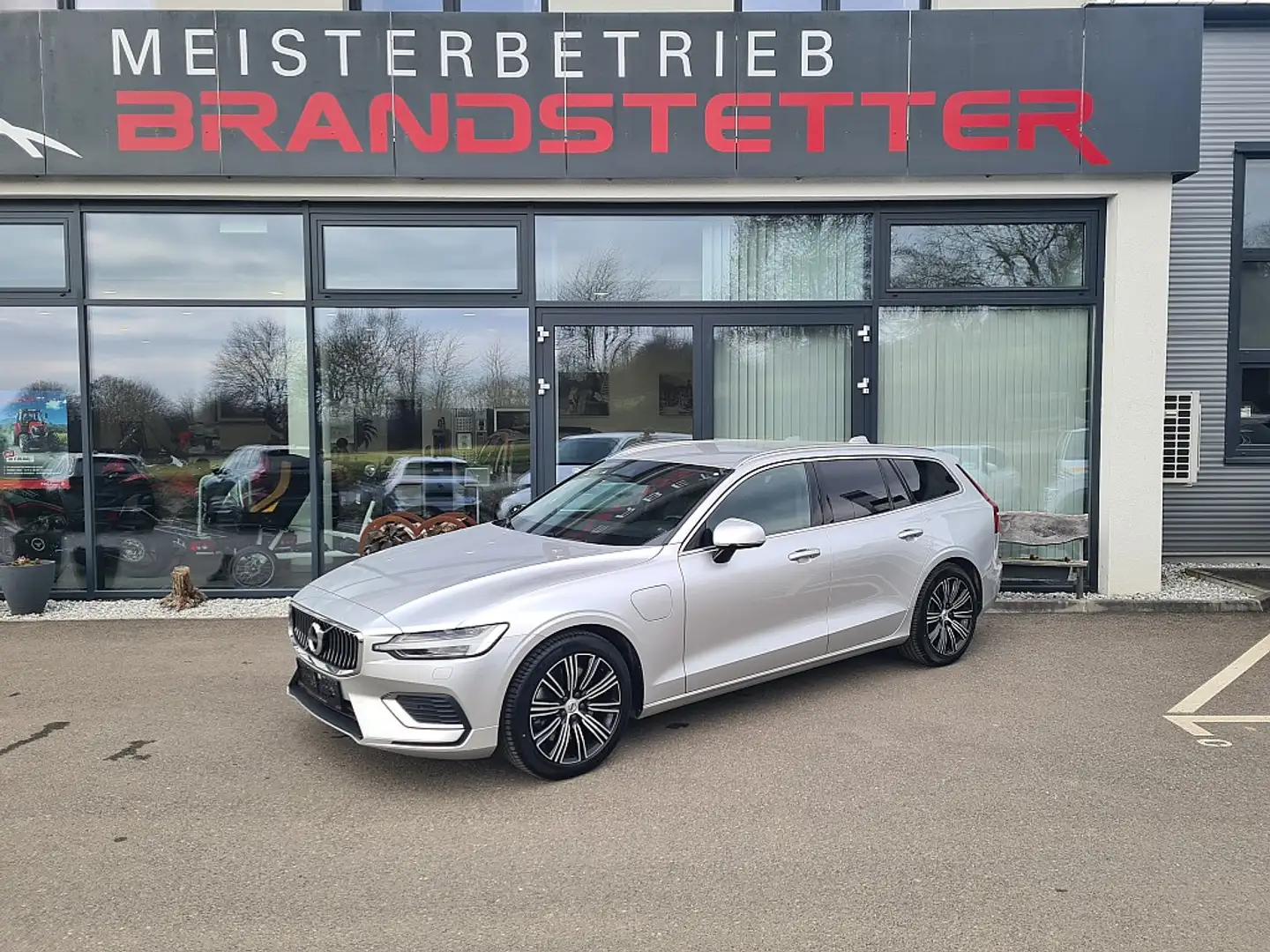 Volvo V60 T6 AWD Recharge PHEV Inscription/NAV/SITZ+LENKH... Silber - 1