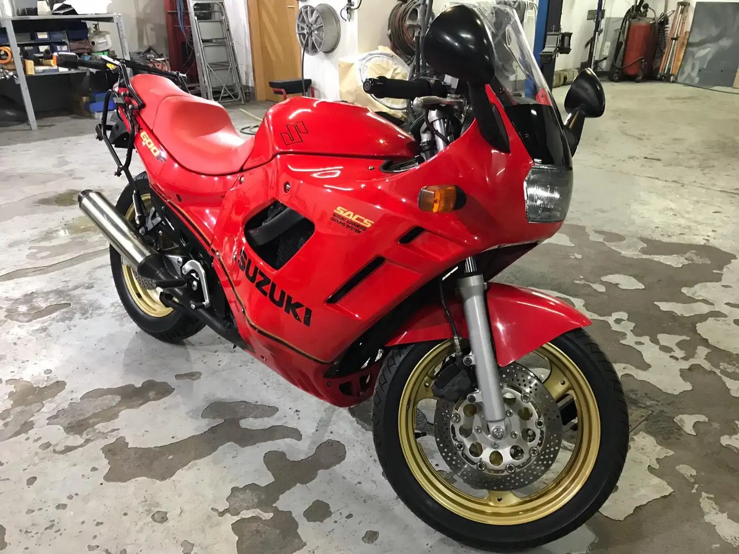 Suzuki GSX 600 Rot - 1