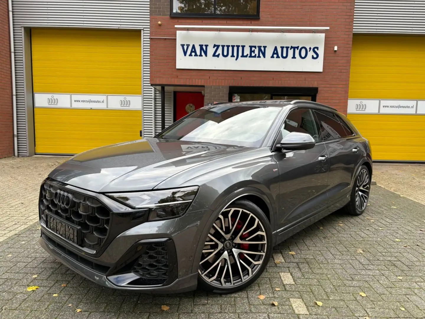 Audi Q8 55 TFSIe Quattro 394pk S-Line Pano 4W 23" Trekhaak Grijs - 1