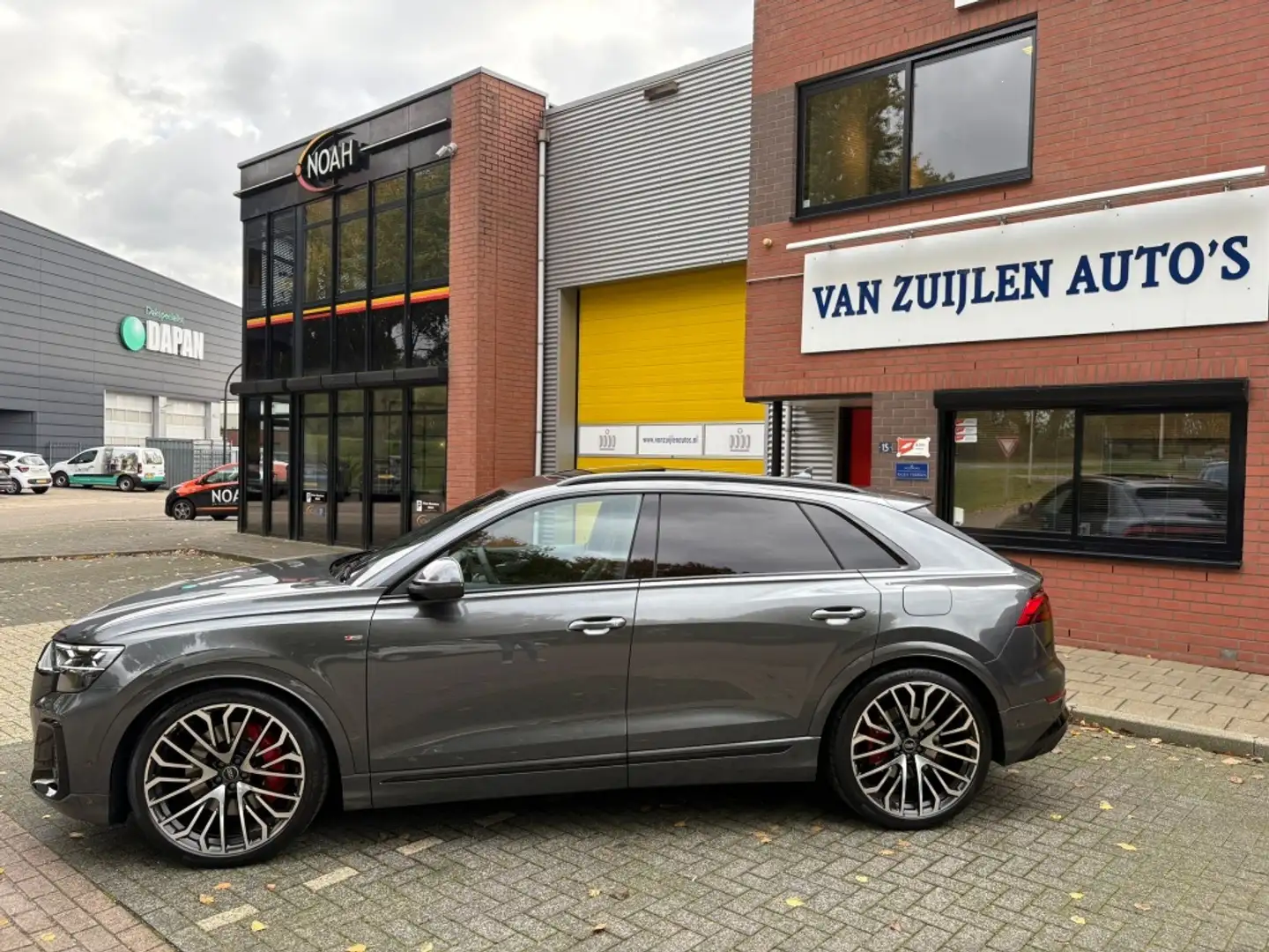 Audi Q8 55 TFSIe Quattro 394pk S-Line Pano 4W 23" Trekhaak Grijs - 2