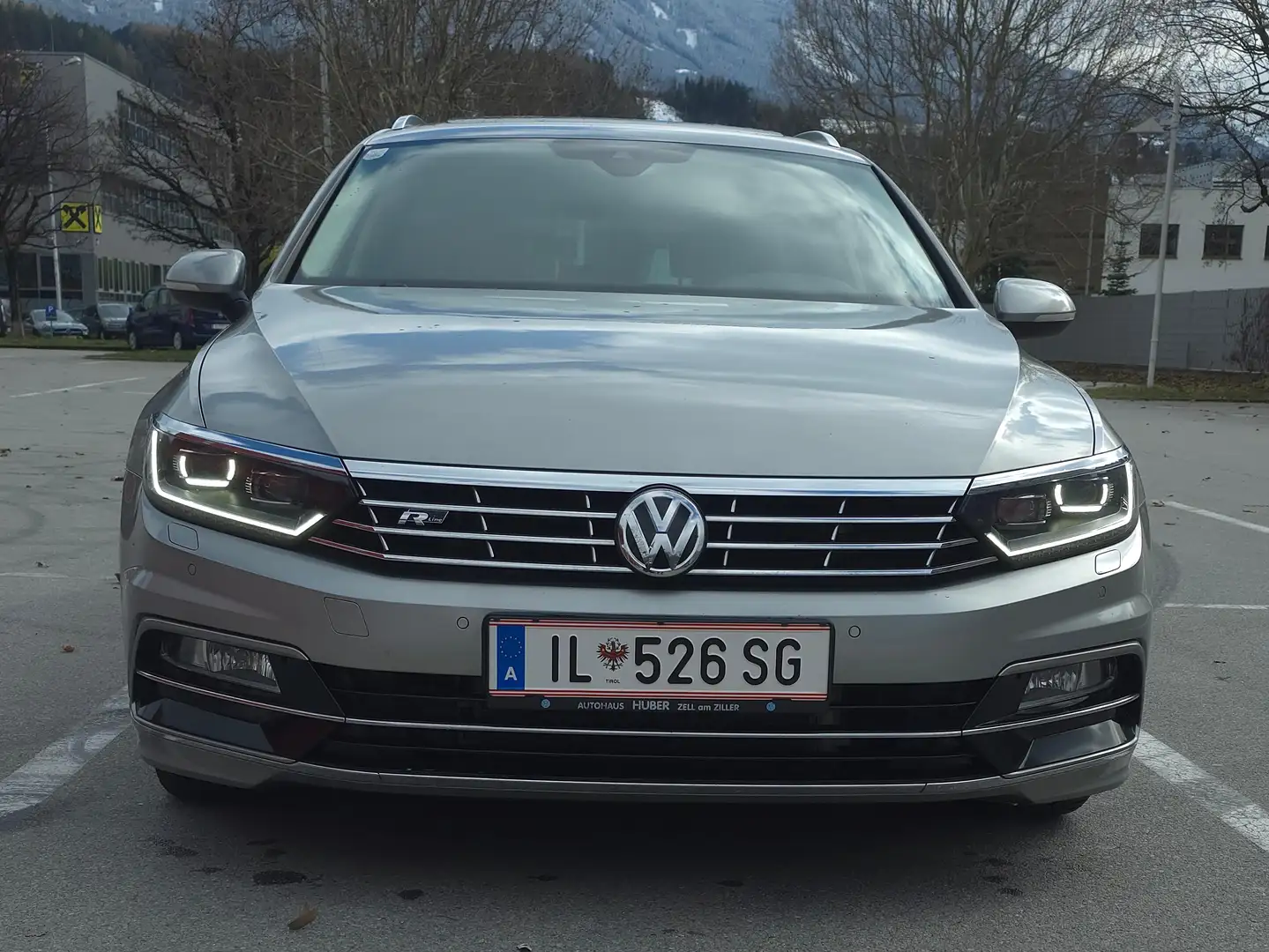 Volkswagen Passat Highline 2,0 TDI 4Motion Grau - 1
