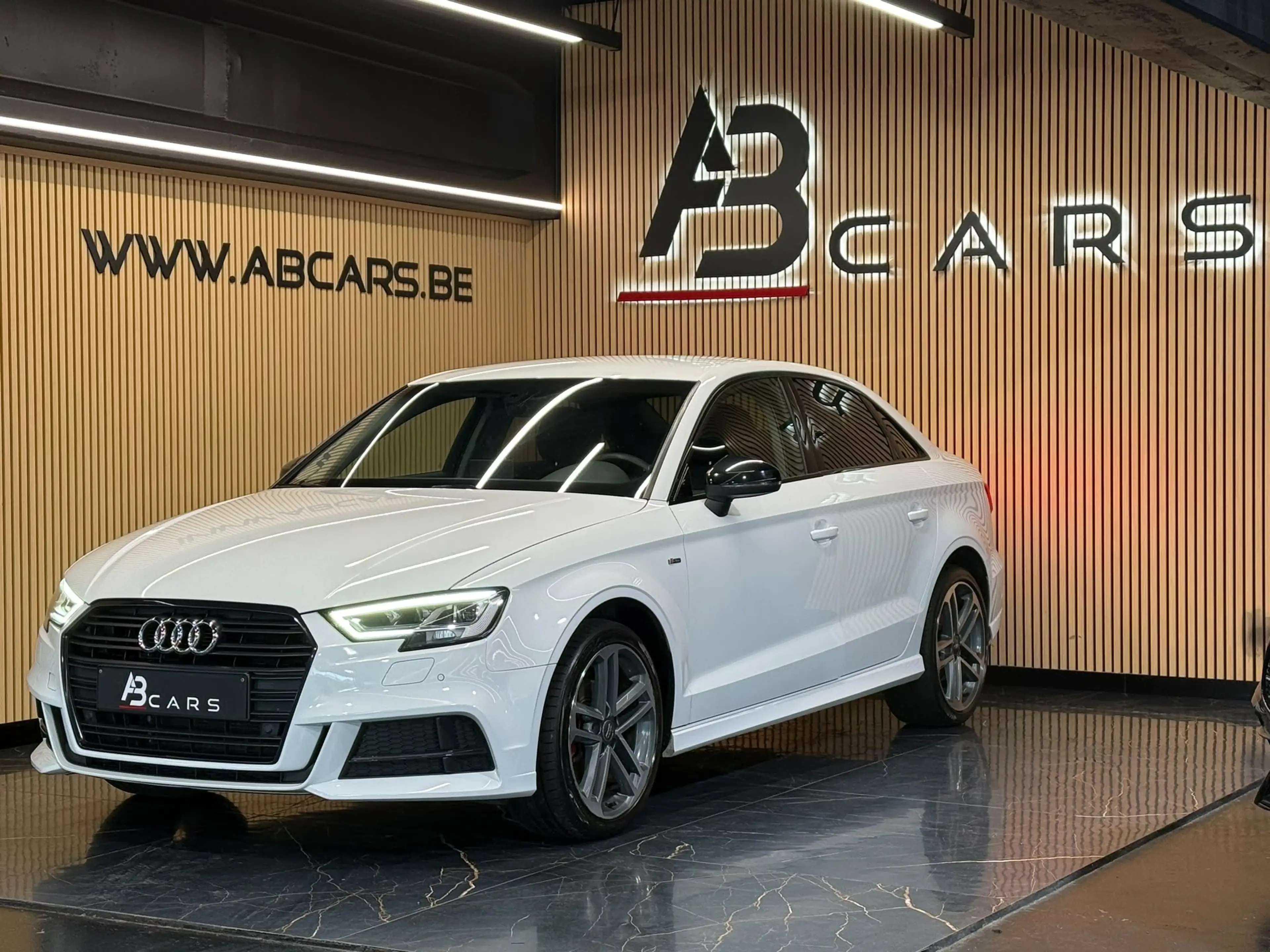 Audi A3 1.6 TDI S LINE * SEDAN - BERLINE ** GARANTIE 12 MOIS ** — photo 4