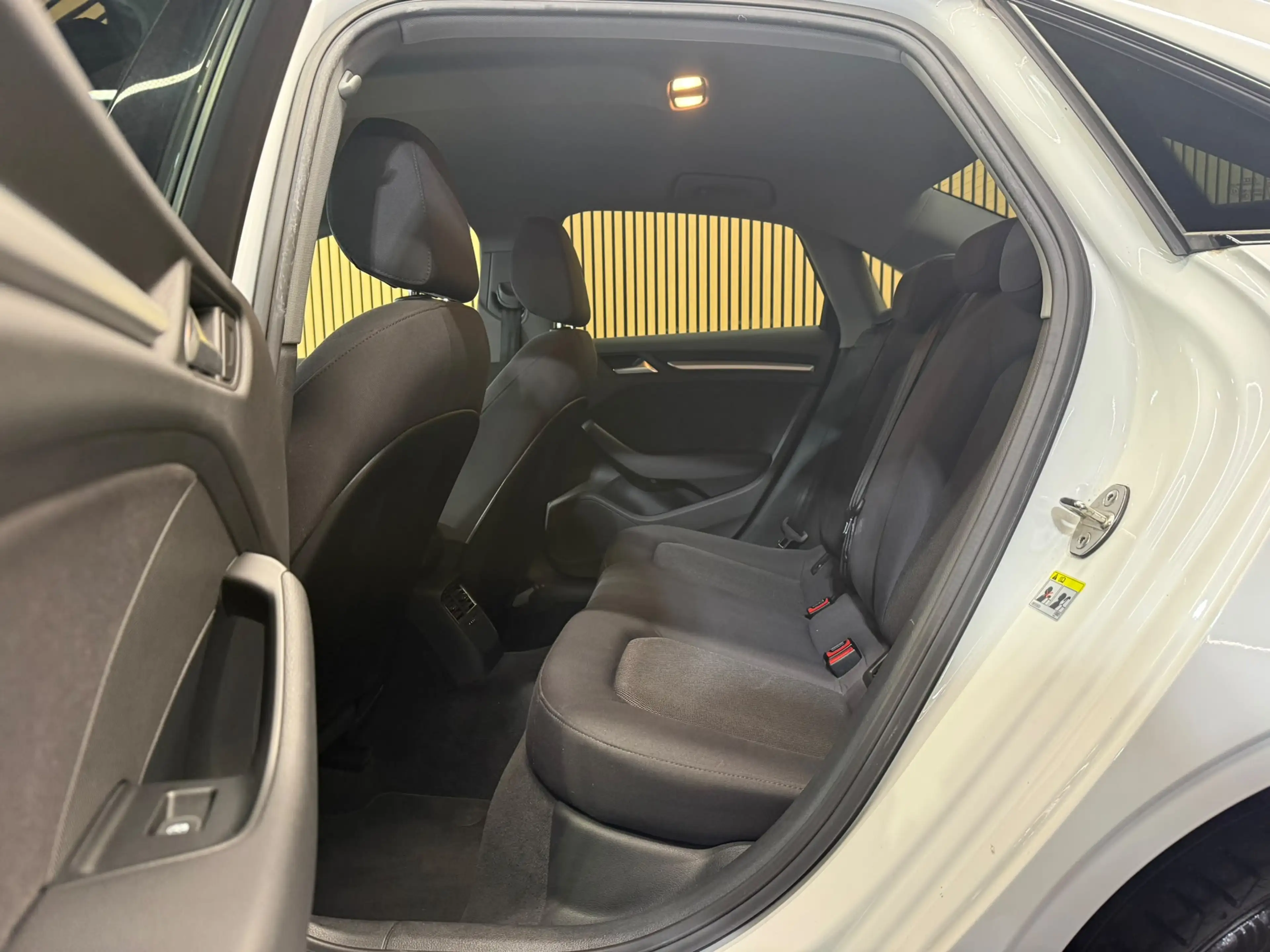 Audi A3 1.6 TDI S LINE * SEDAN - BERLINE ** GARANTIE 12 MOIS ** — photo 9