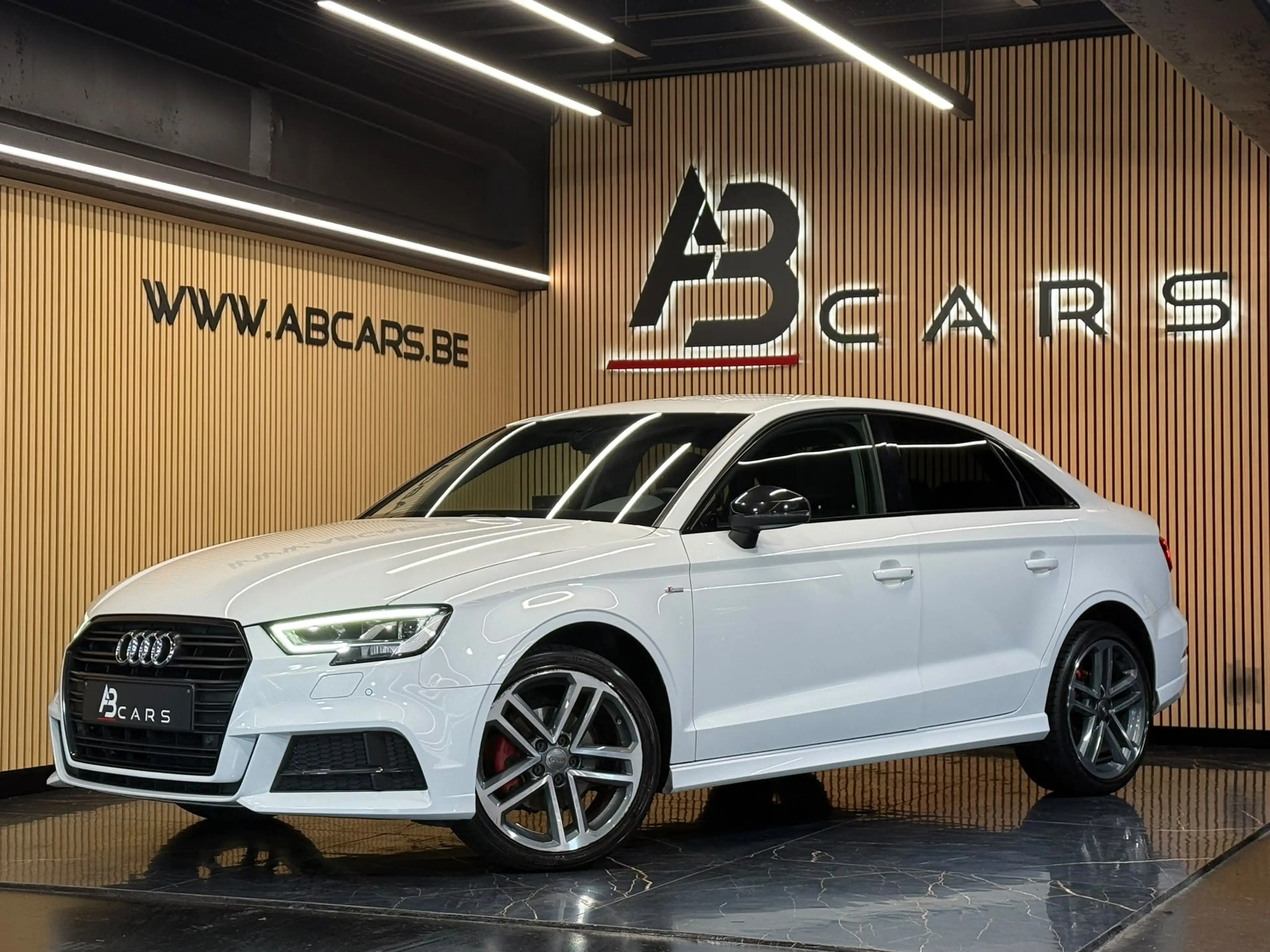 Audi A3 1.6 TDI S LINE * SEDAN - BERLINE ** GARANTIE 12 MOIS ** — photo 2