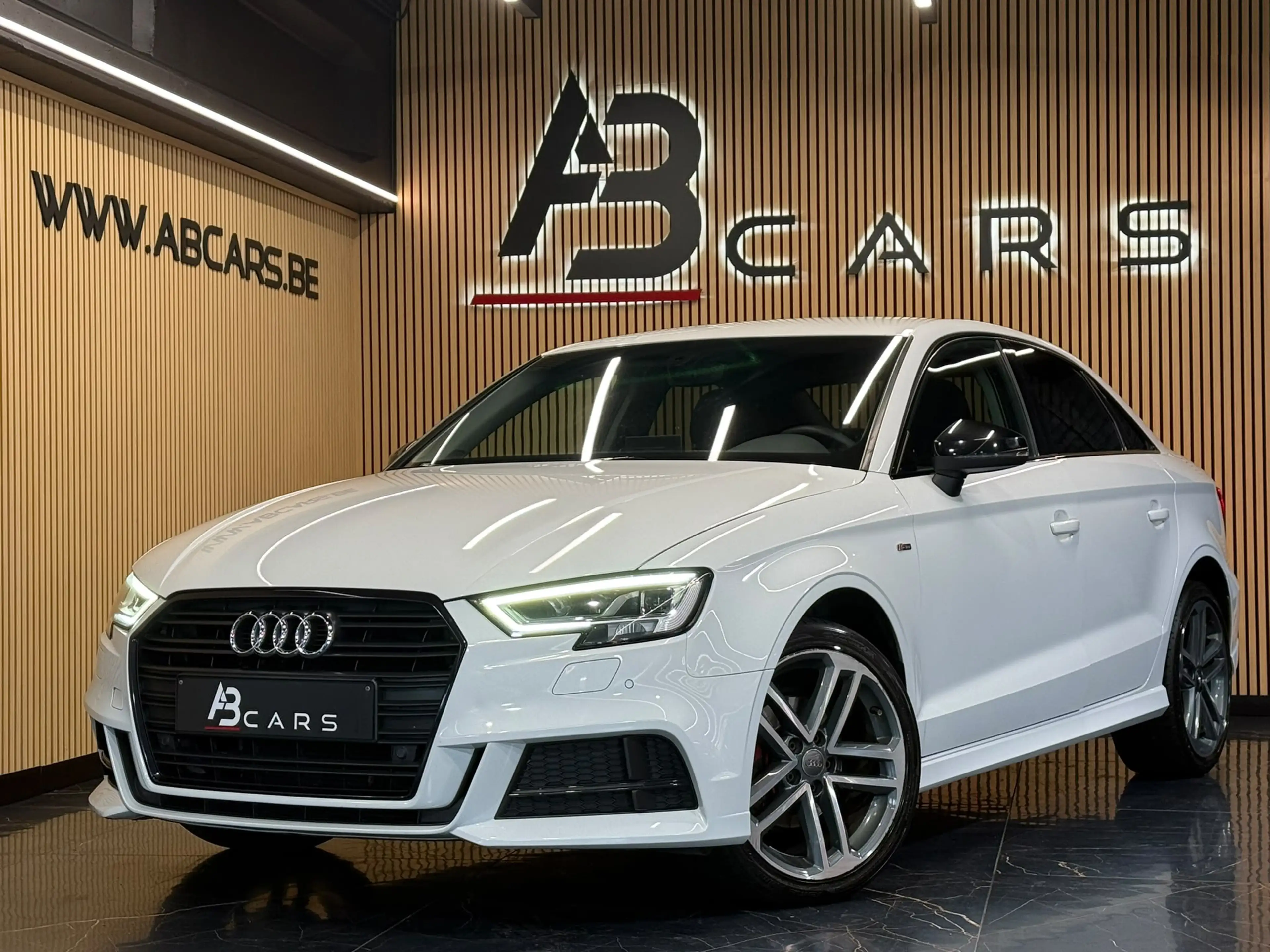 Audi A3 1.6 TDI S LINE * SEDAN - BERLINE ** GARANTIE 12 MOIS **