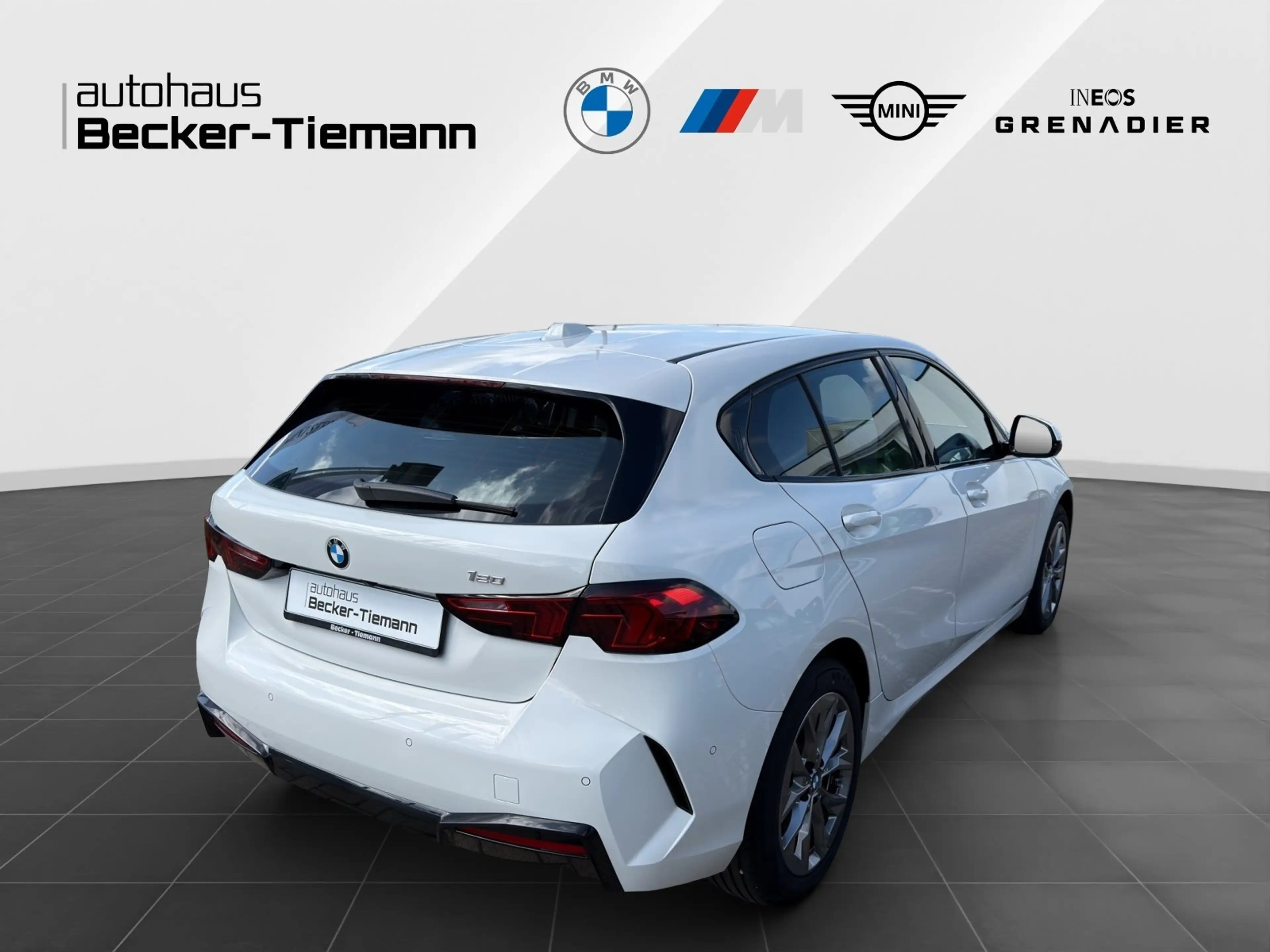 BMW 120 Hatch 17" / Keyless / DAB / DrivAss / ParkAss / LE — photo 6
