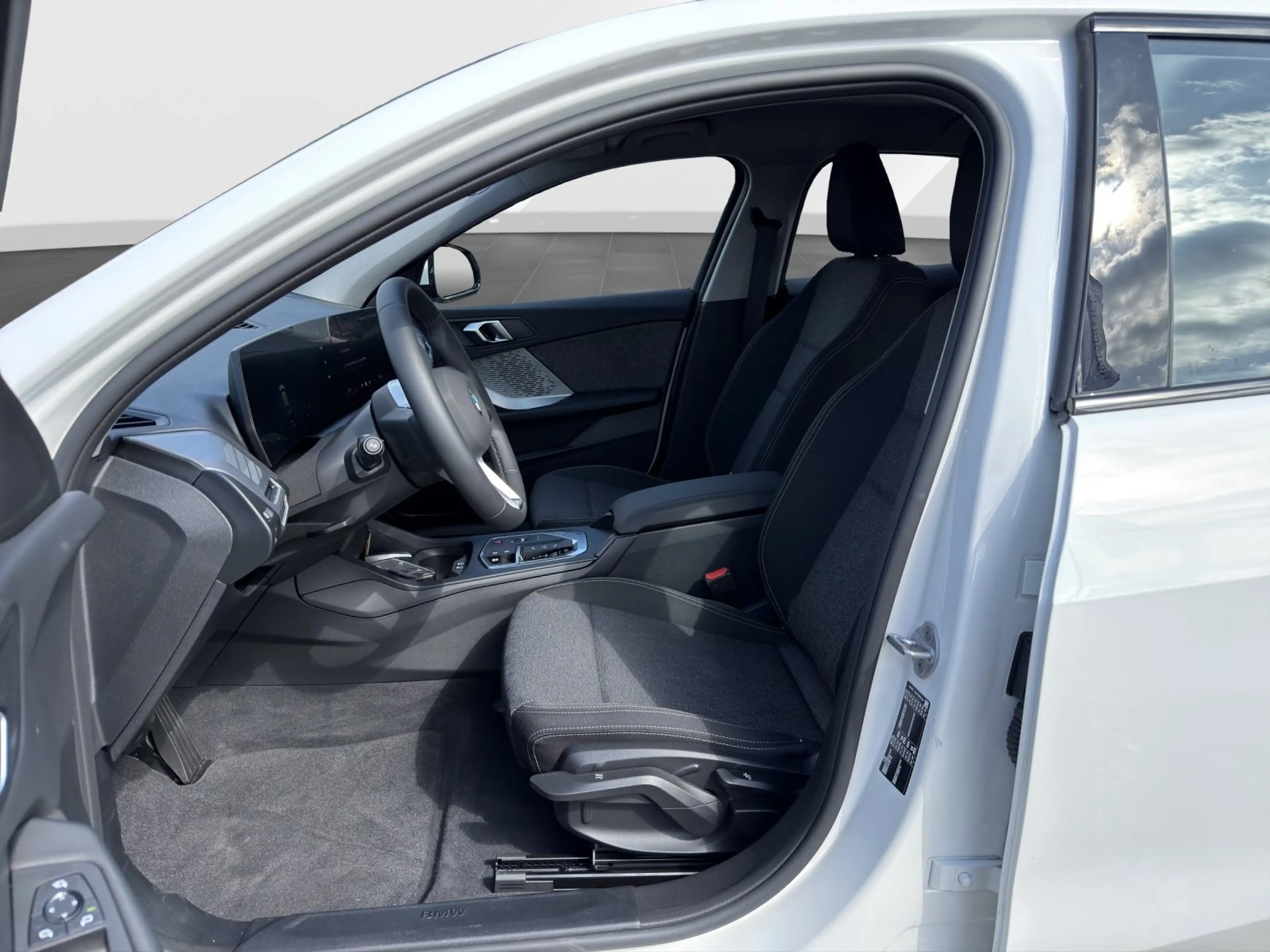 BMW 120 Hatch 17" / Keyless / DAB / DrivAss / ParkAss / LE — photo 11