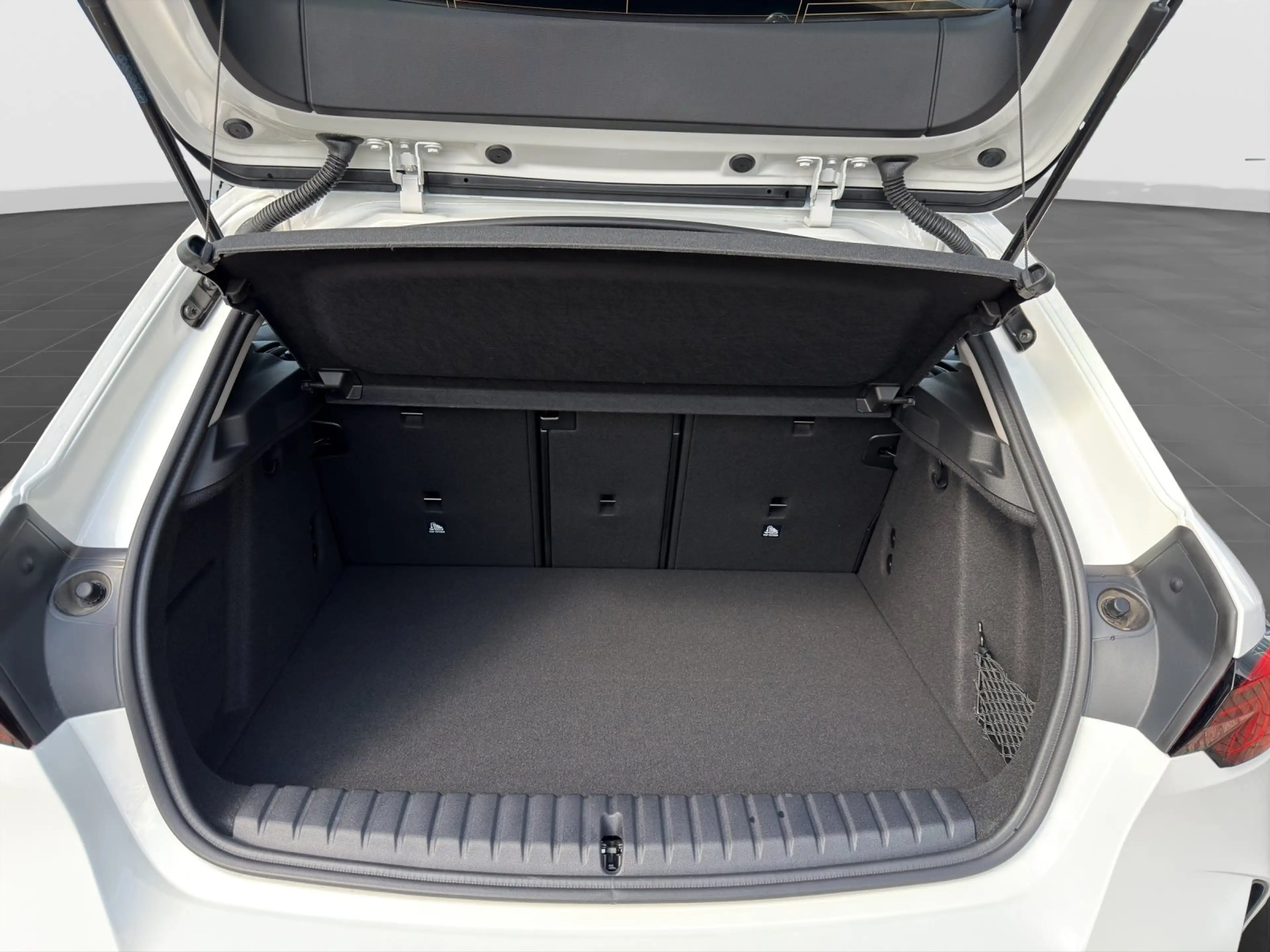 BMW 120 Hatch 17" / Keyless / DAB / DrivAss / ParkAss / LE — photo 14