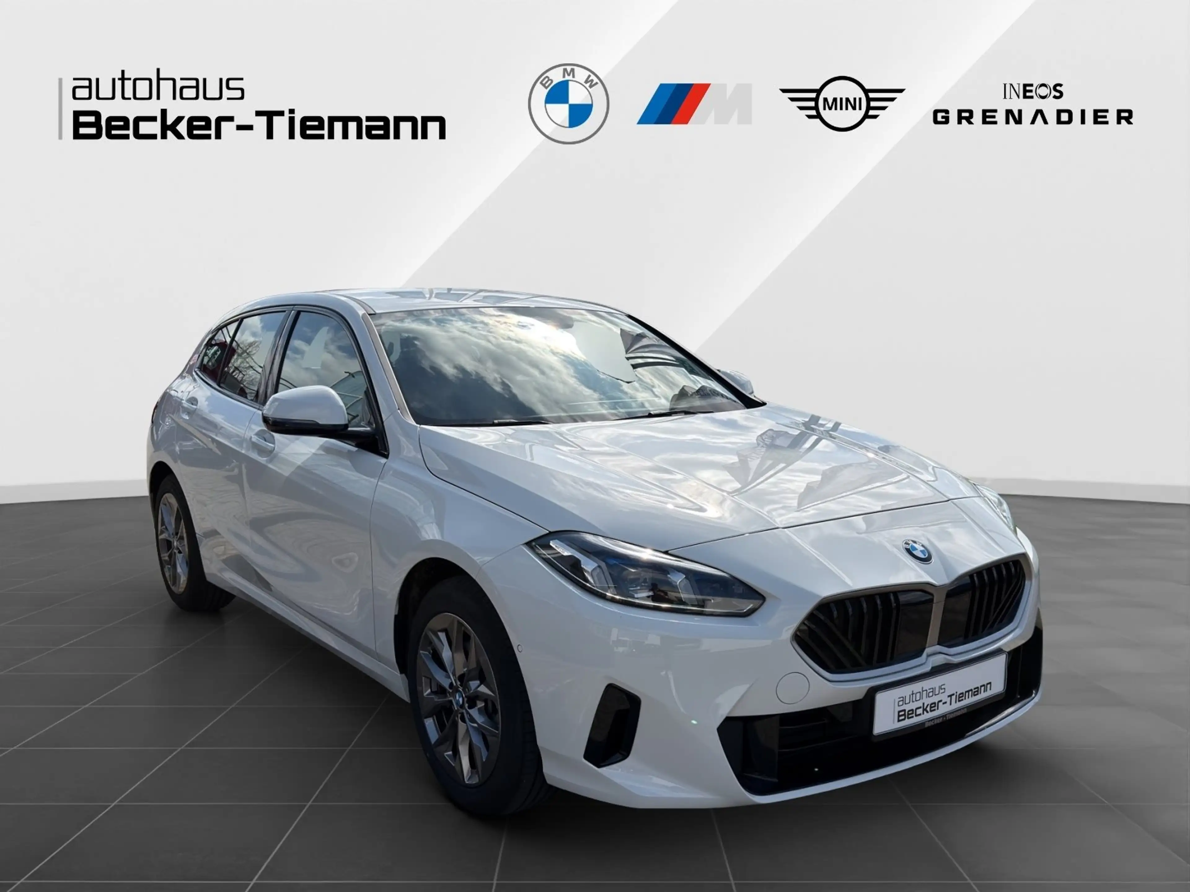 BMW 120 Hatch 17" / Keyless / DAB / DrivAss / ParkAss / LE — photo 7