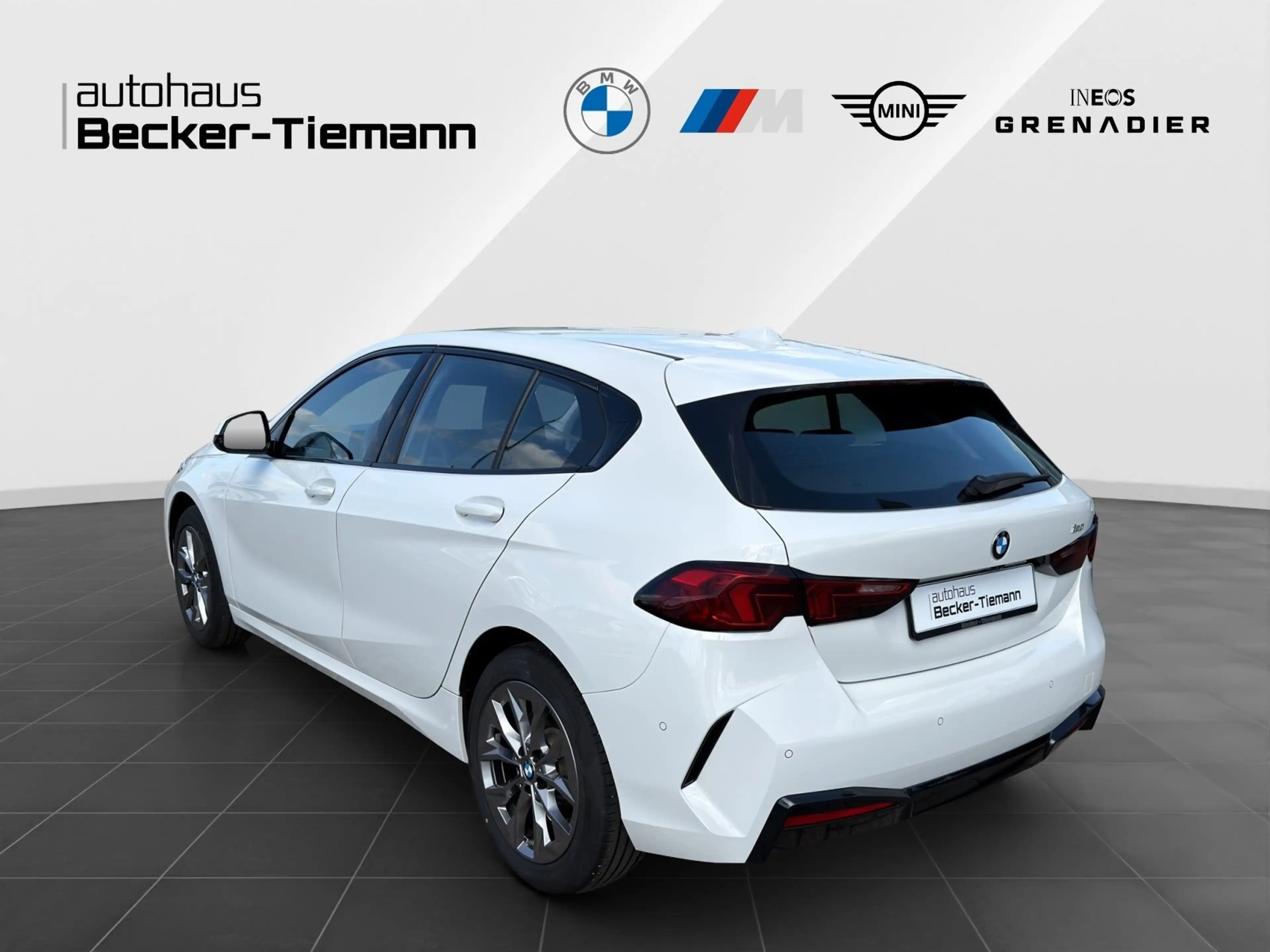 BMW 120 Hatch 17" / Keyless / DAB / DrivAss / ParkAss / LE — photo 4