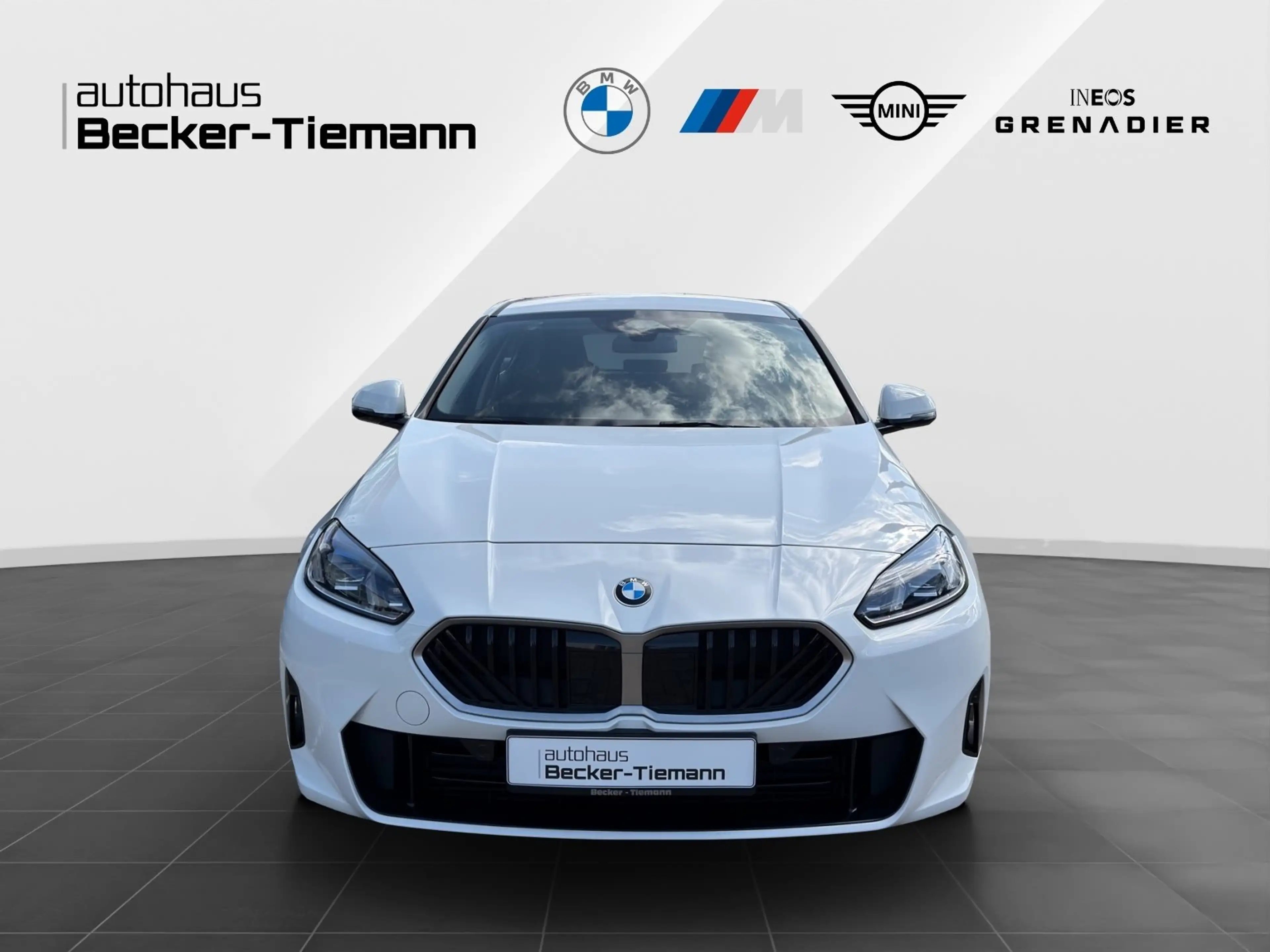 BMW 120 Hatch 17" / Keyless / DAB / DrivAss / ParkAss / LE — photo 2