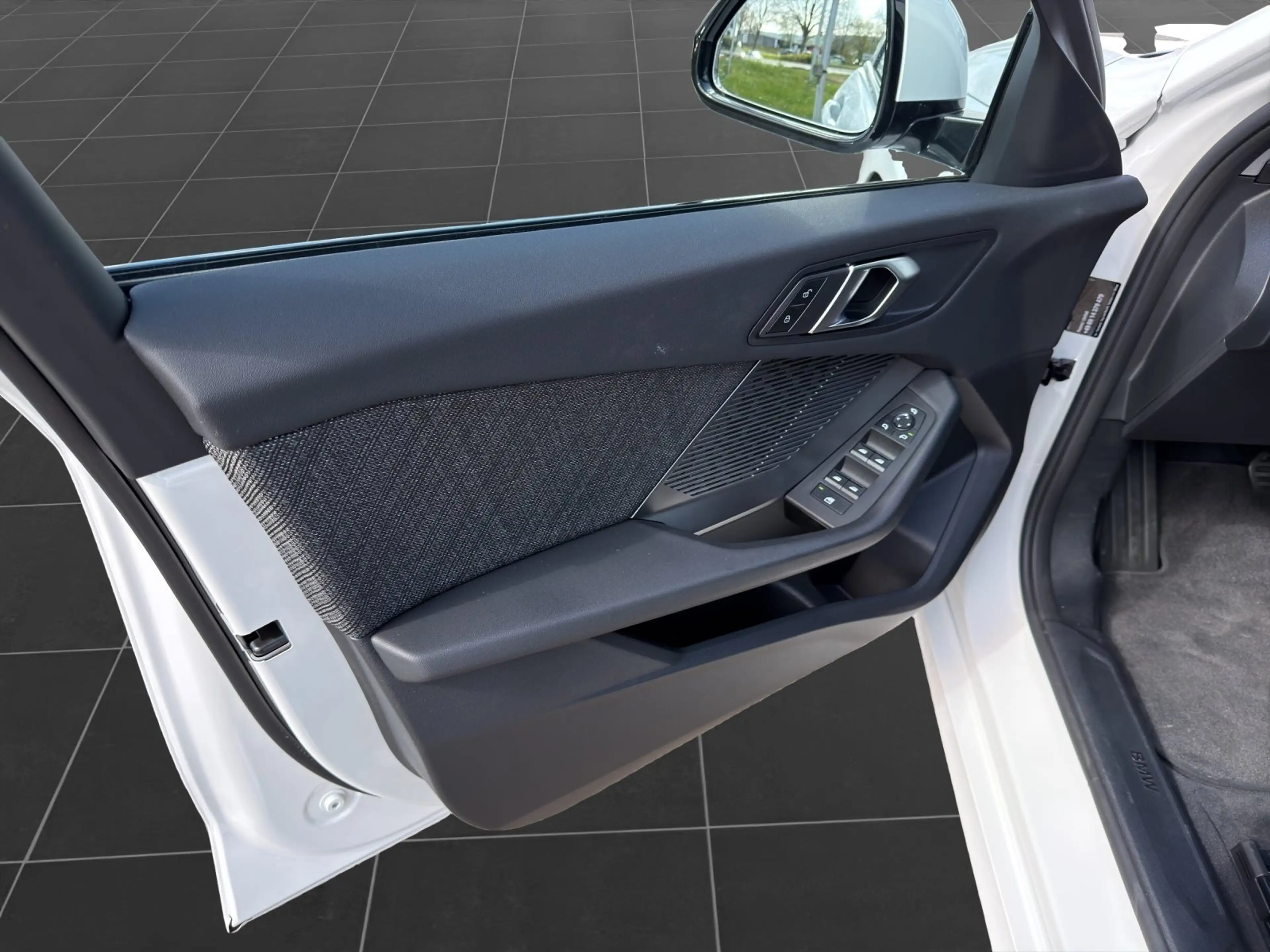 BMW 120 Hatch 17" / Keyless / DAB / DrivAss / ParkAss / LE — photo 10